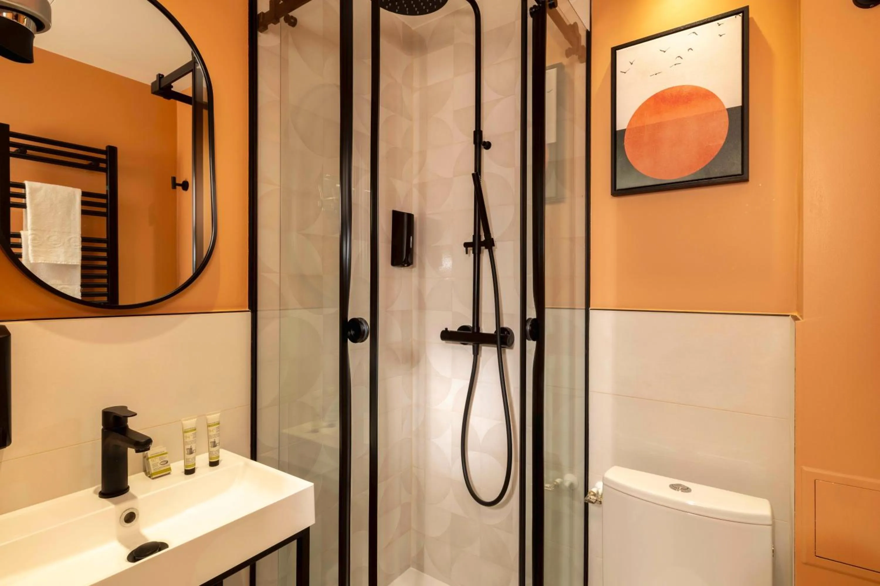 Shower in Hotel Espace Champerret