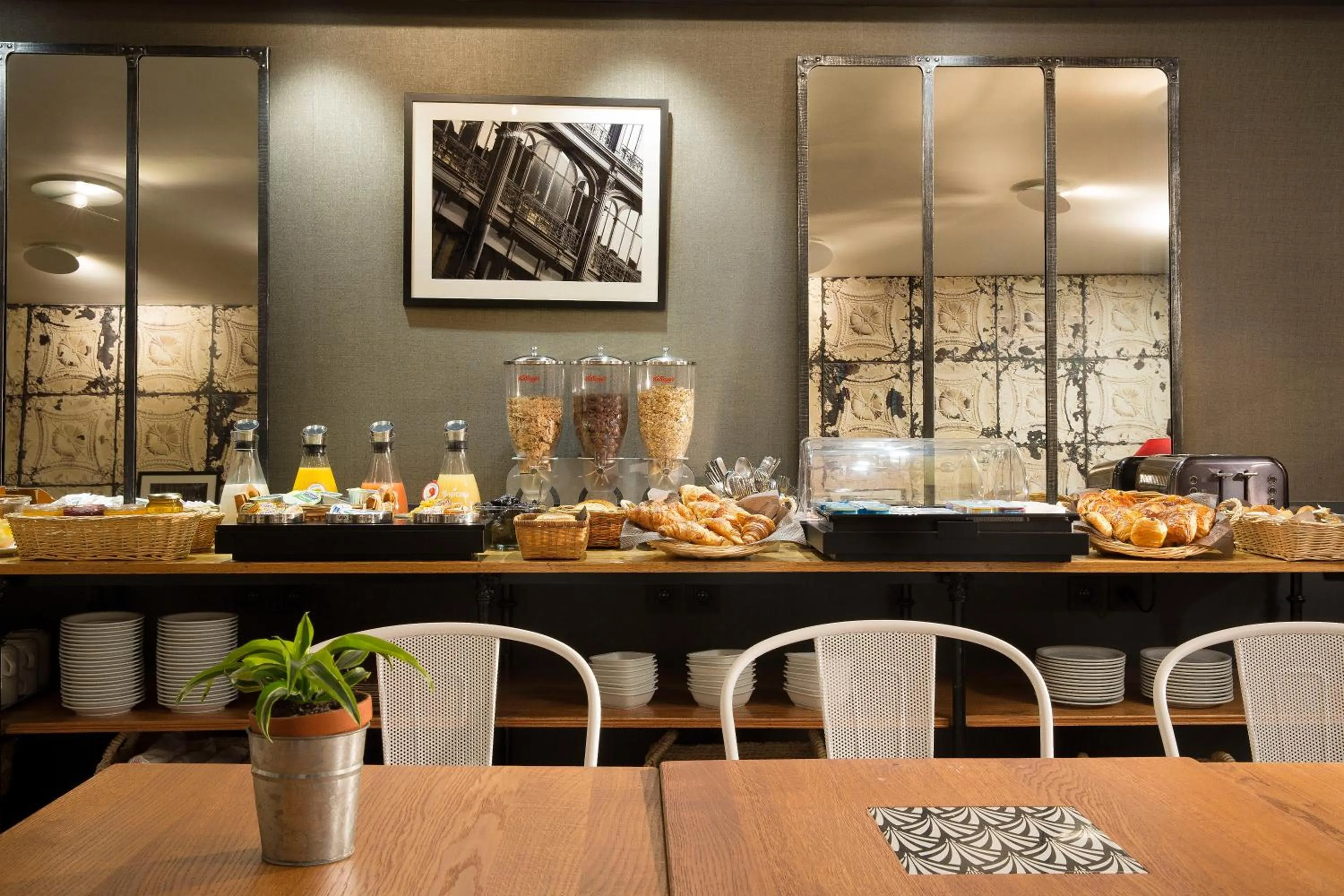 Restaurant/places to eat in Hotel Espace Champerret