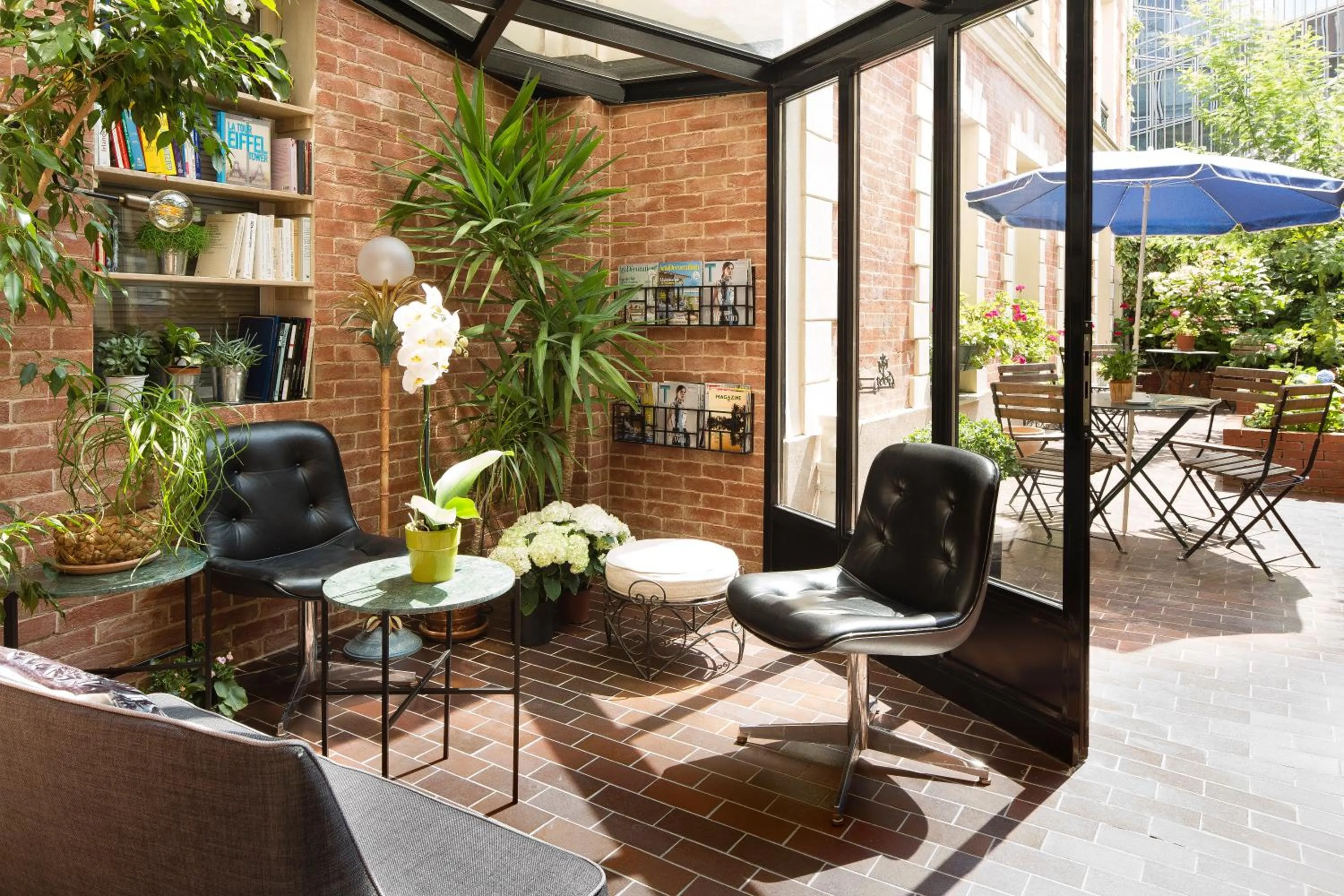 Lounge or bar in Hotel Espace Champerret