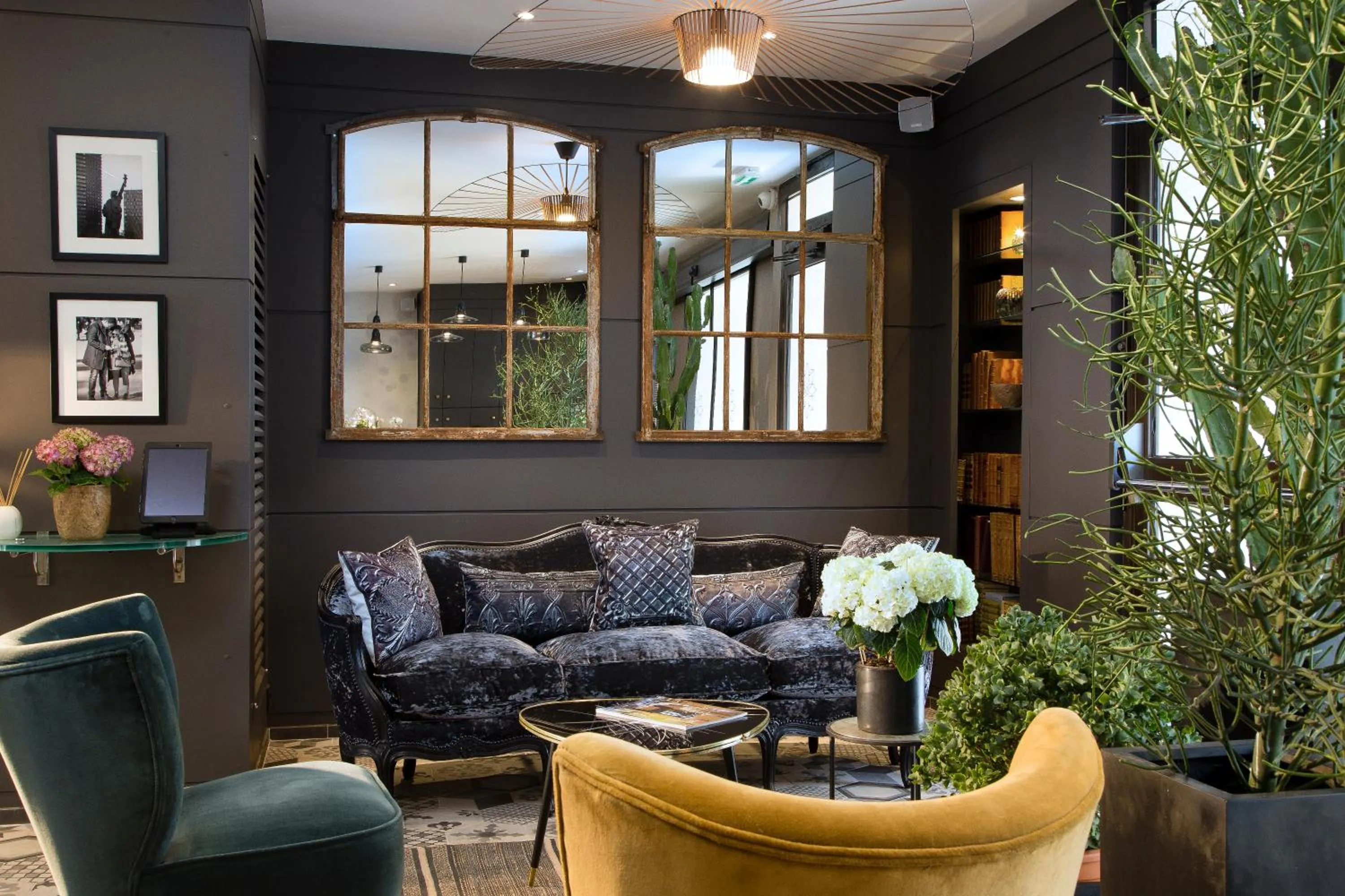 Lounge or bar in Hotel Espace Champerret