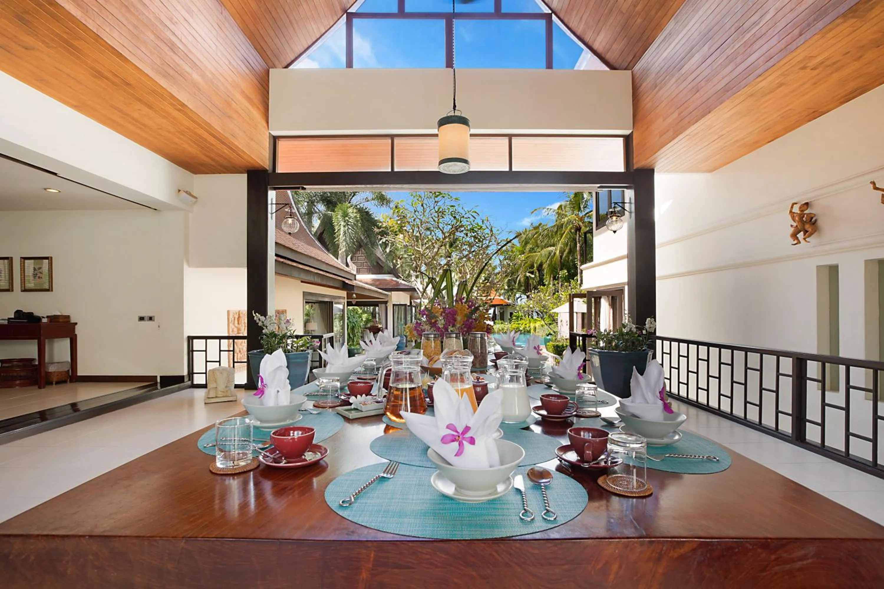 Dining area in Dhevatara Cove