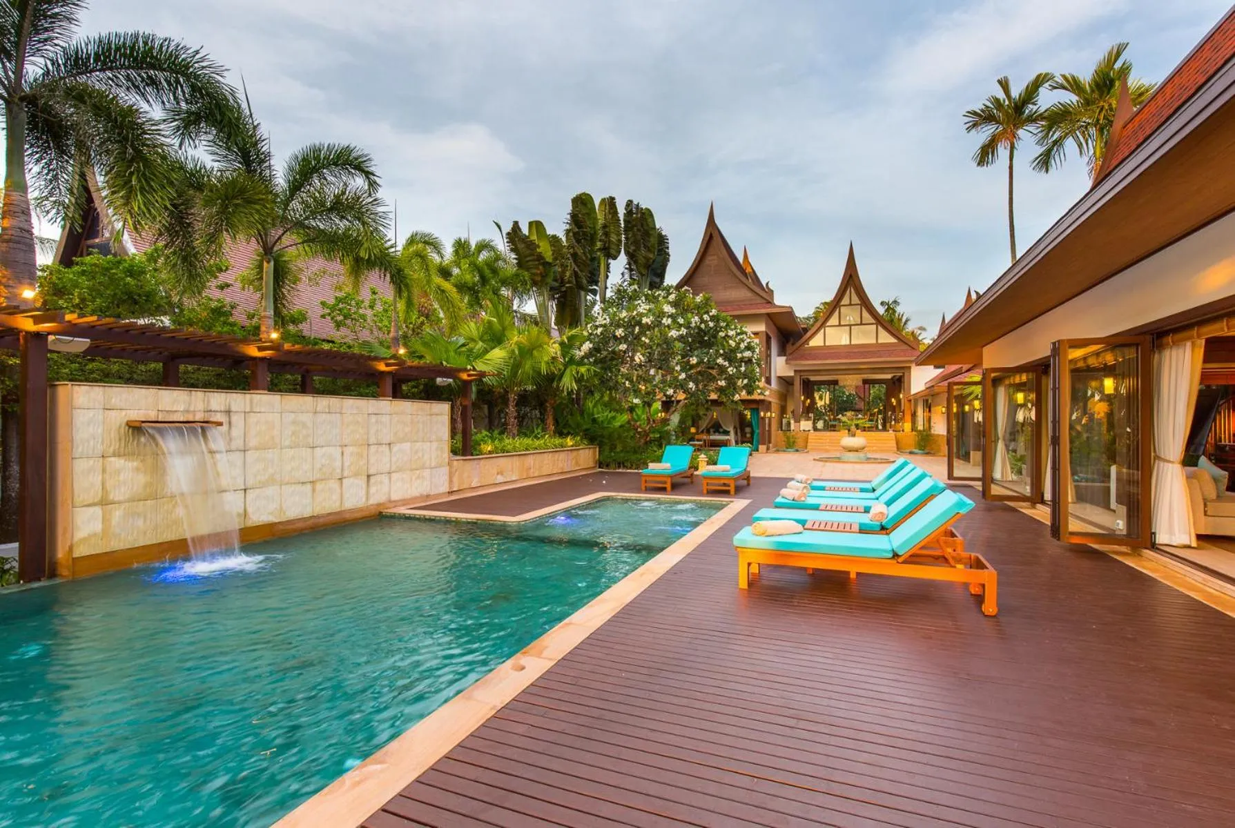 Swimming pool in Dhevatara Cove