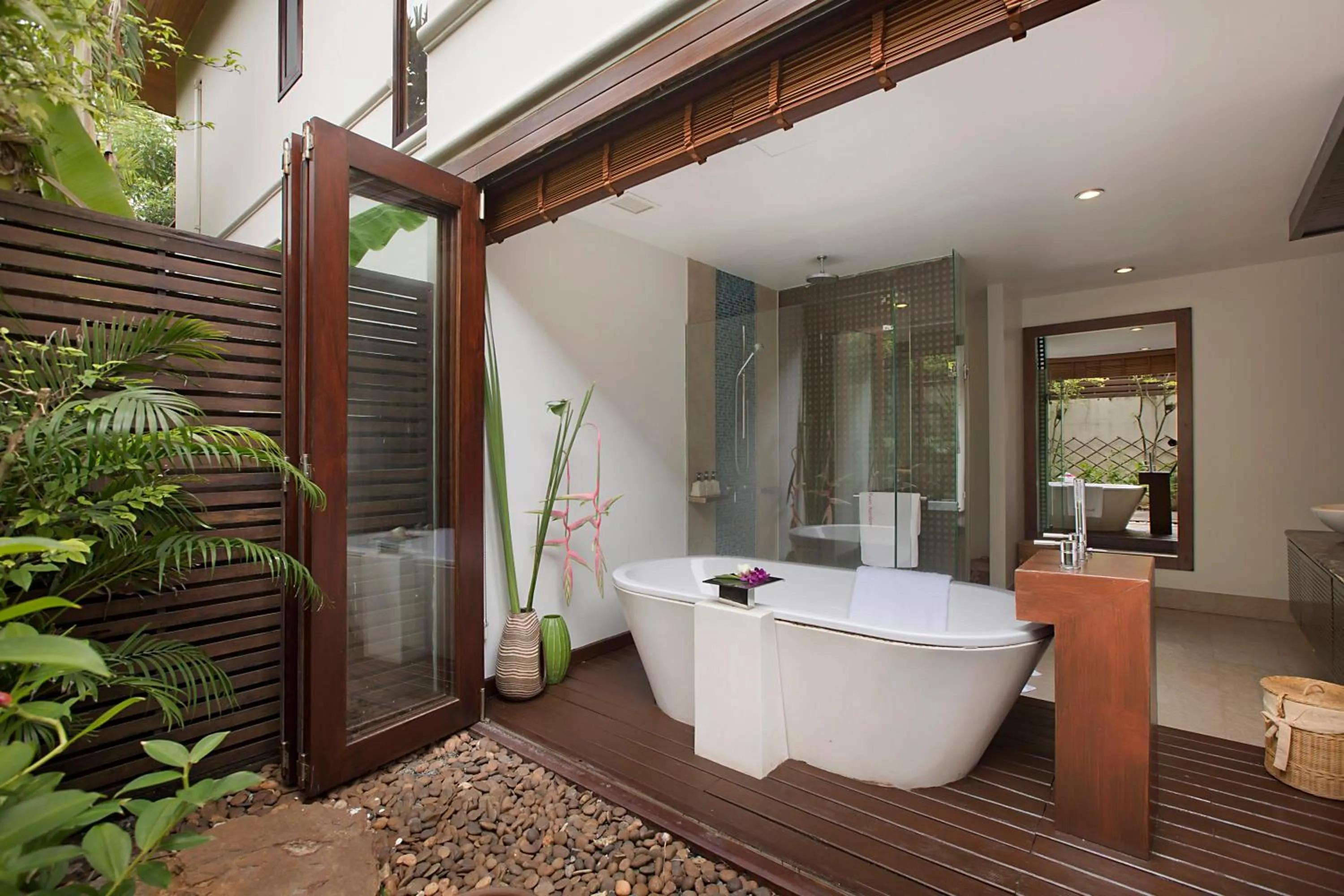 Shower in Dhevatara Cove