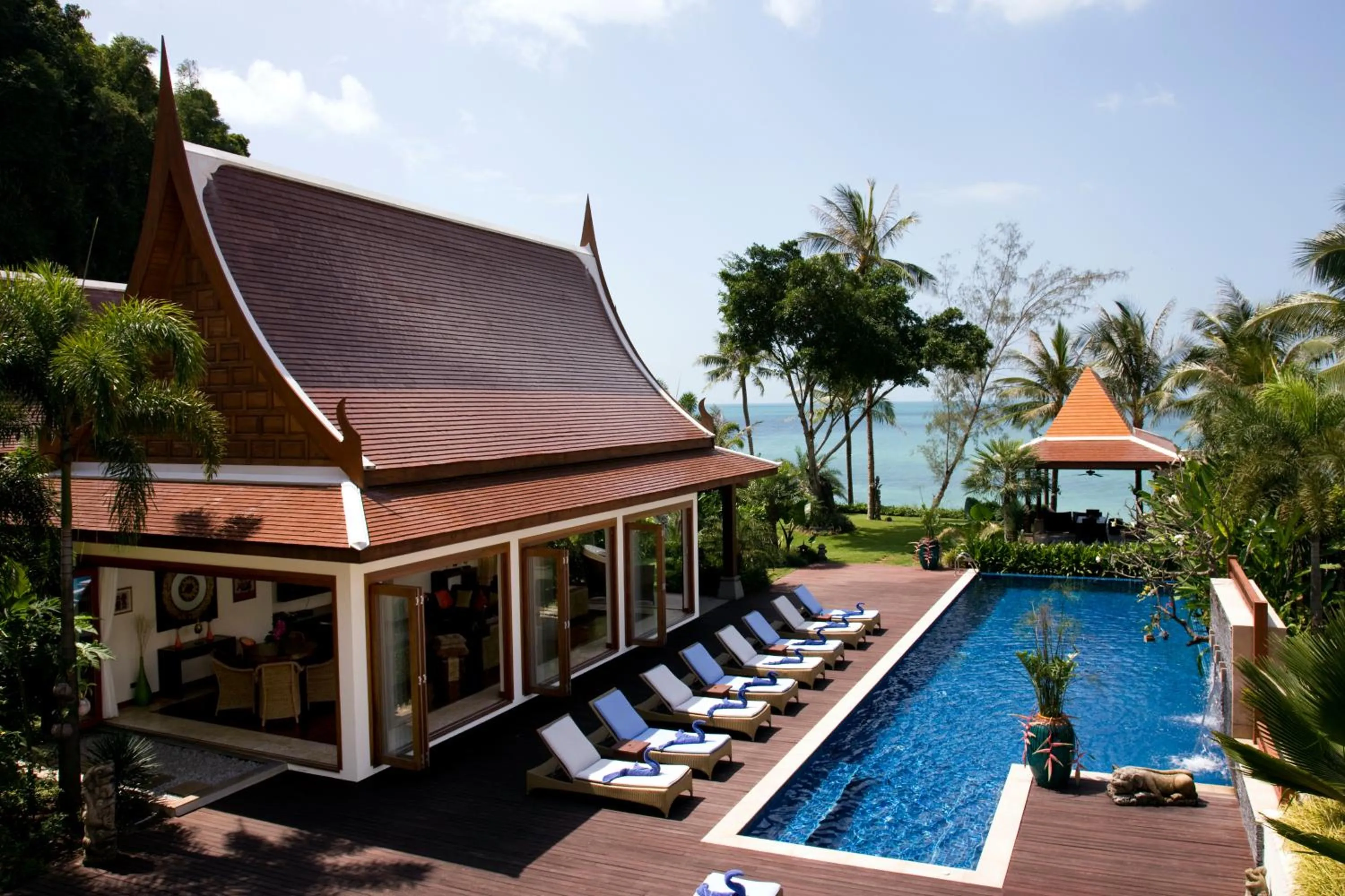 Swimming pool in Dhevatara Cove
