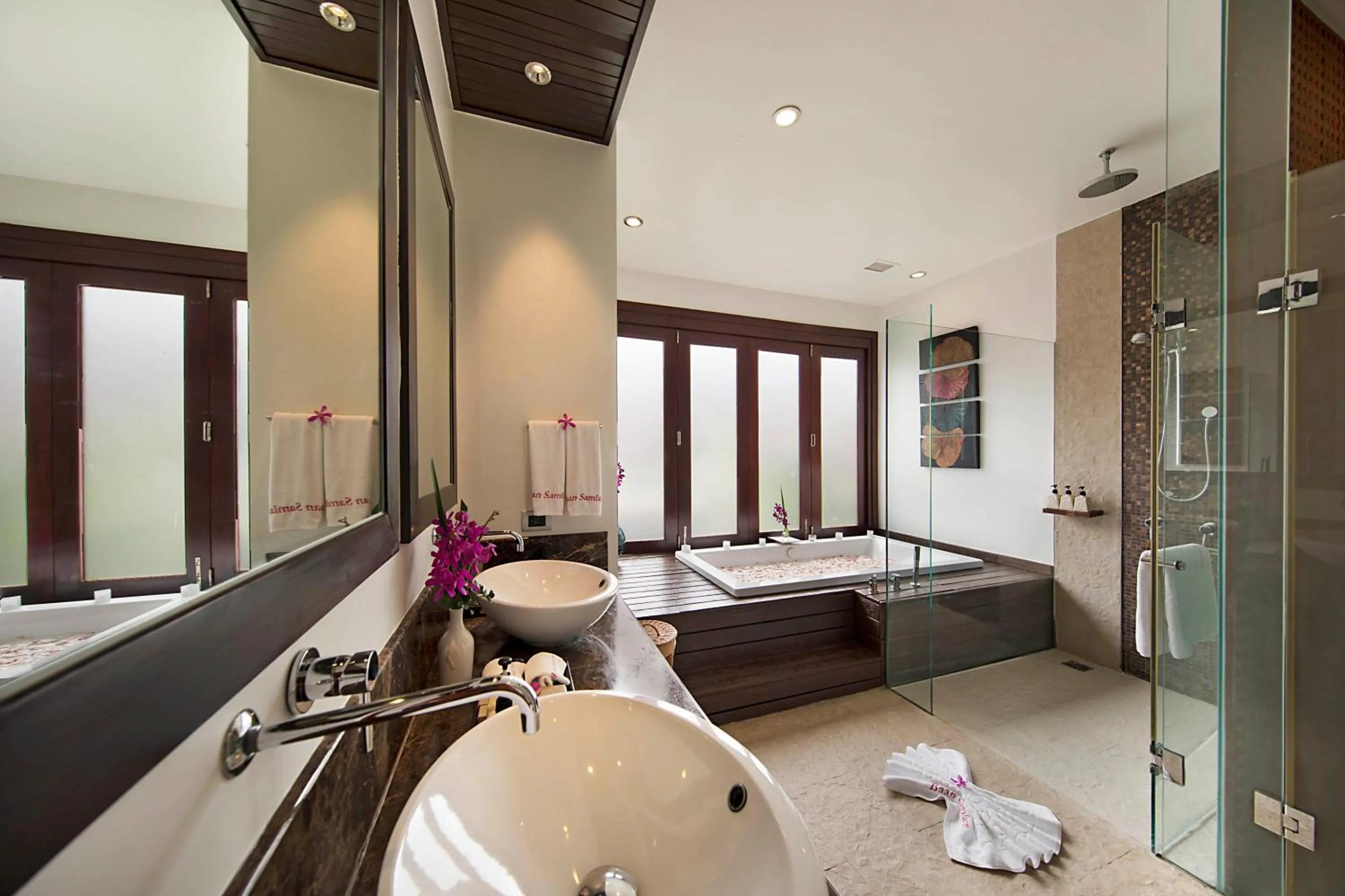 Shower in Dhevatara Cove