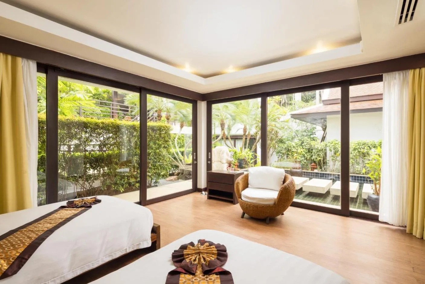 Bed in Dhevatara Cove