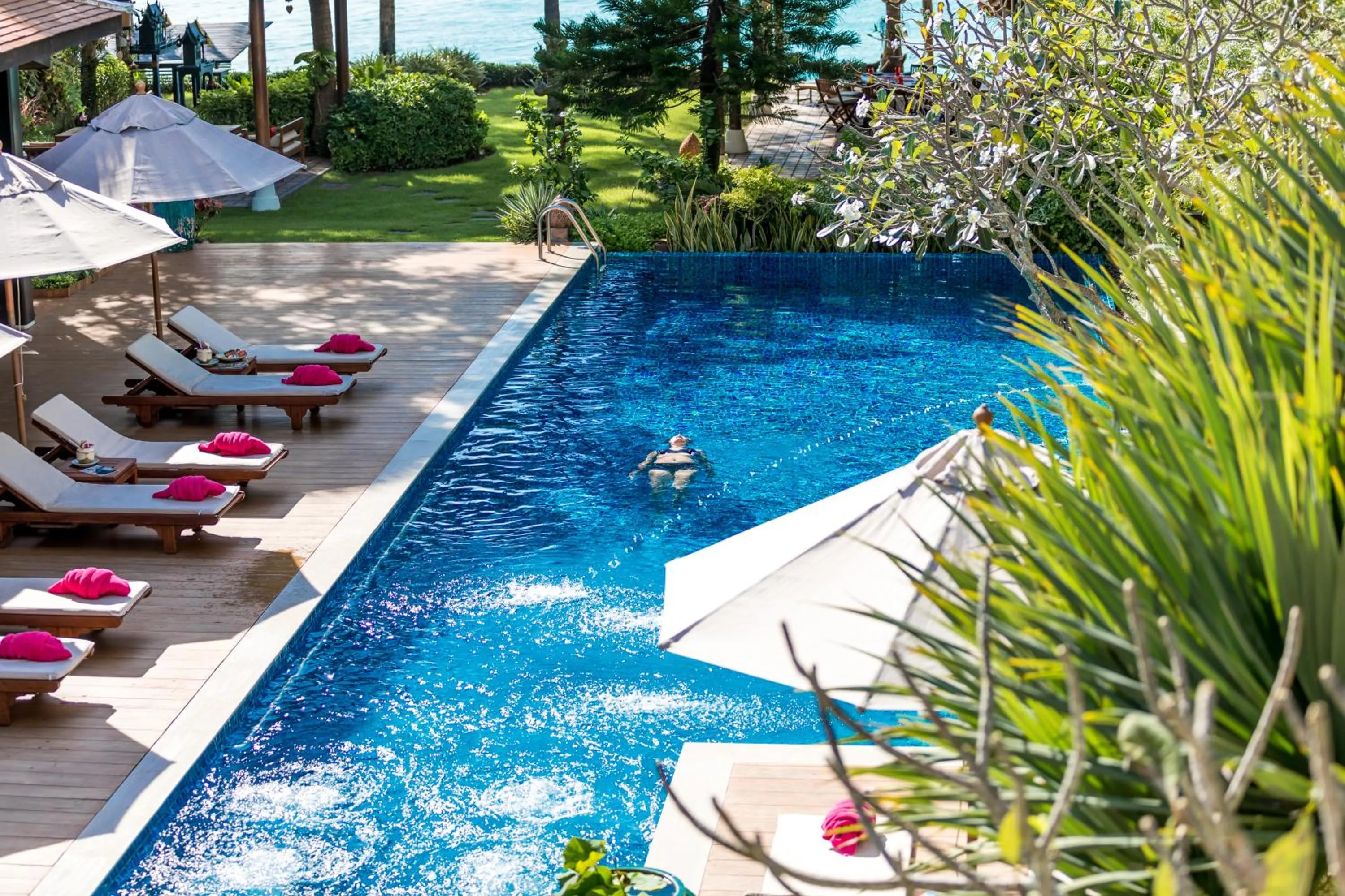 Pool view in Dhevatara Cove