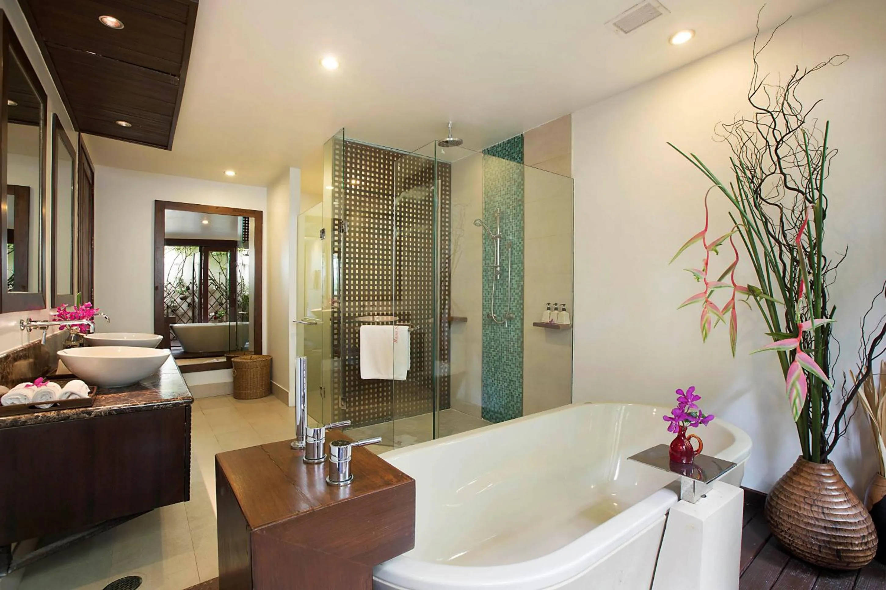 Shower in Dhevatara Cove