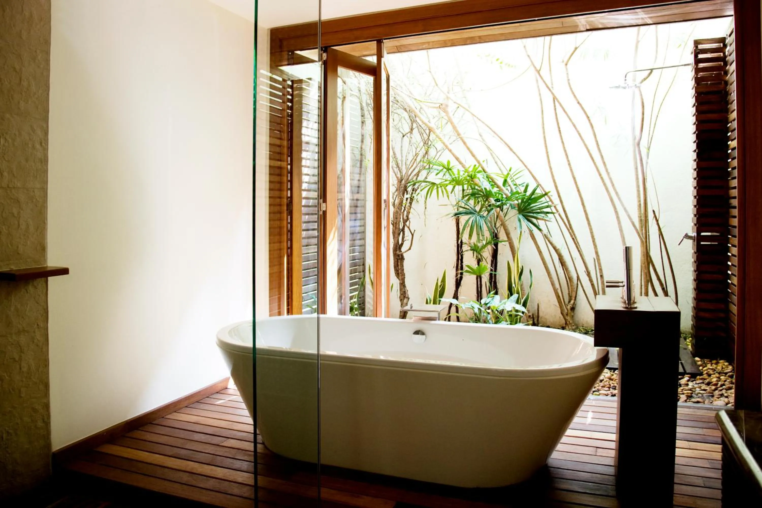 Bath in Dhevatara Cove