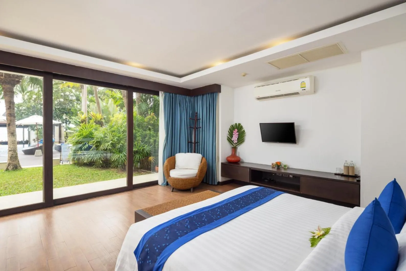 Bed in Dhevatara Cove