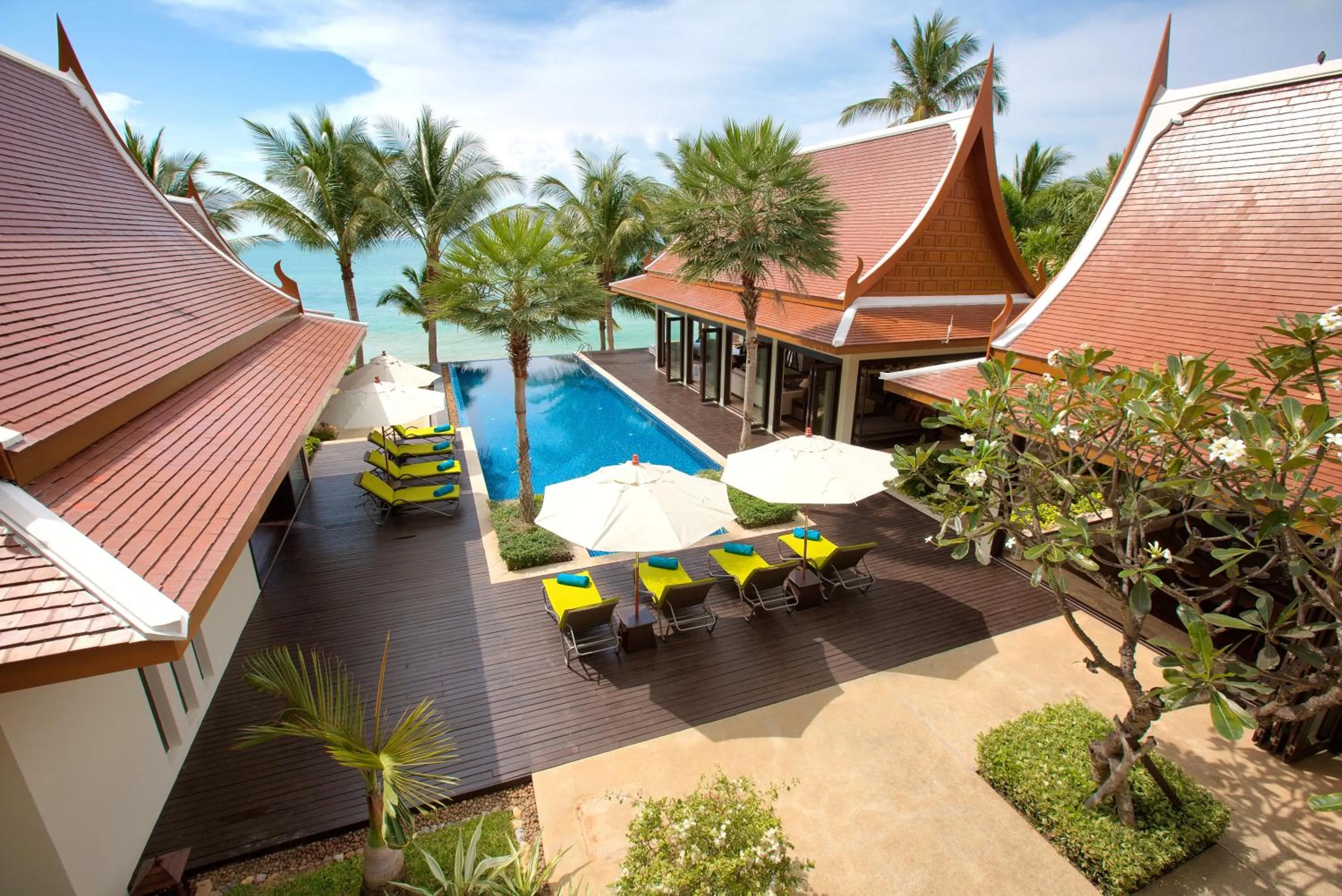 Swimming pool in Dhevatara Cove