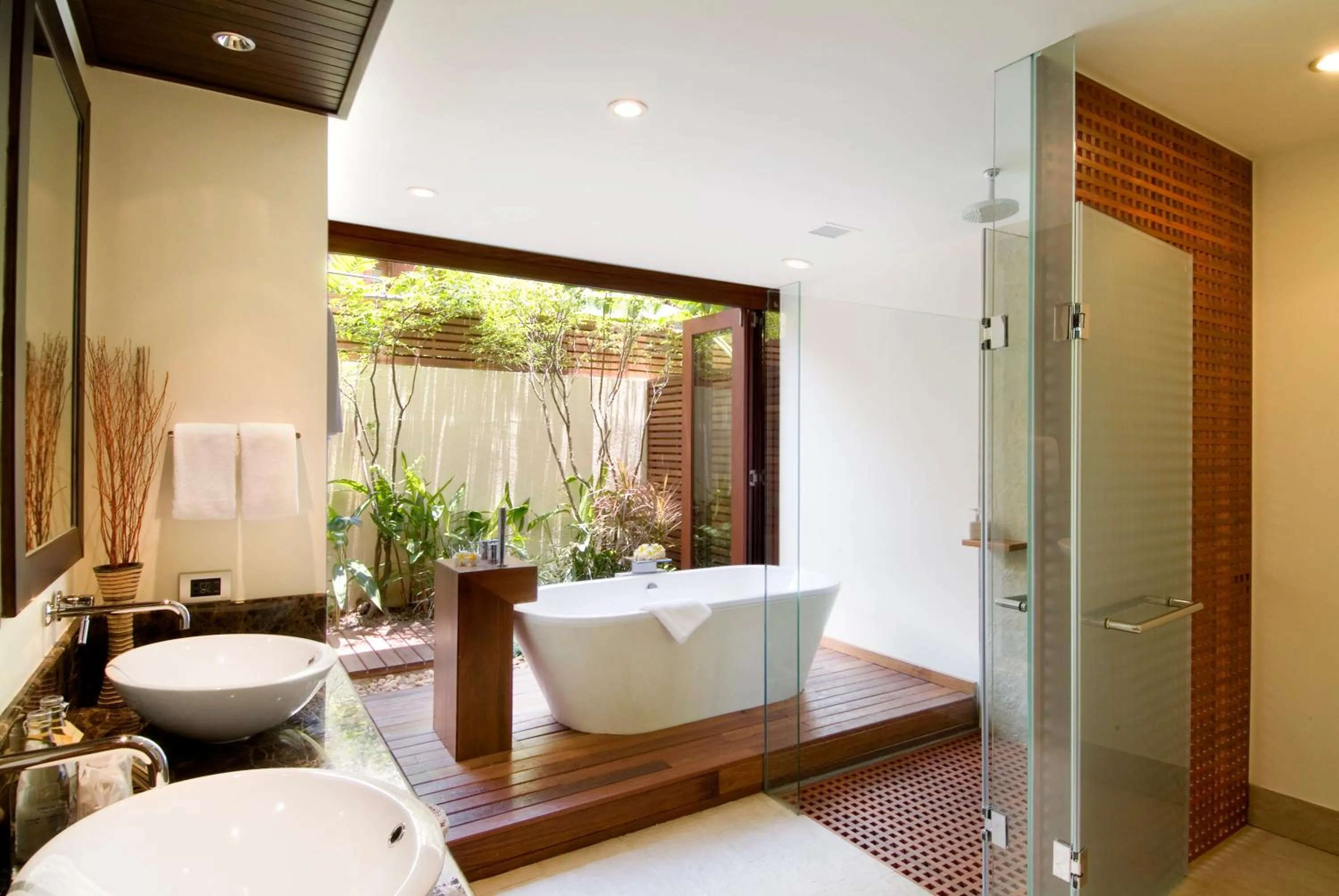 Shower in Dhevatara Cove
