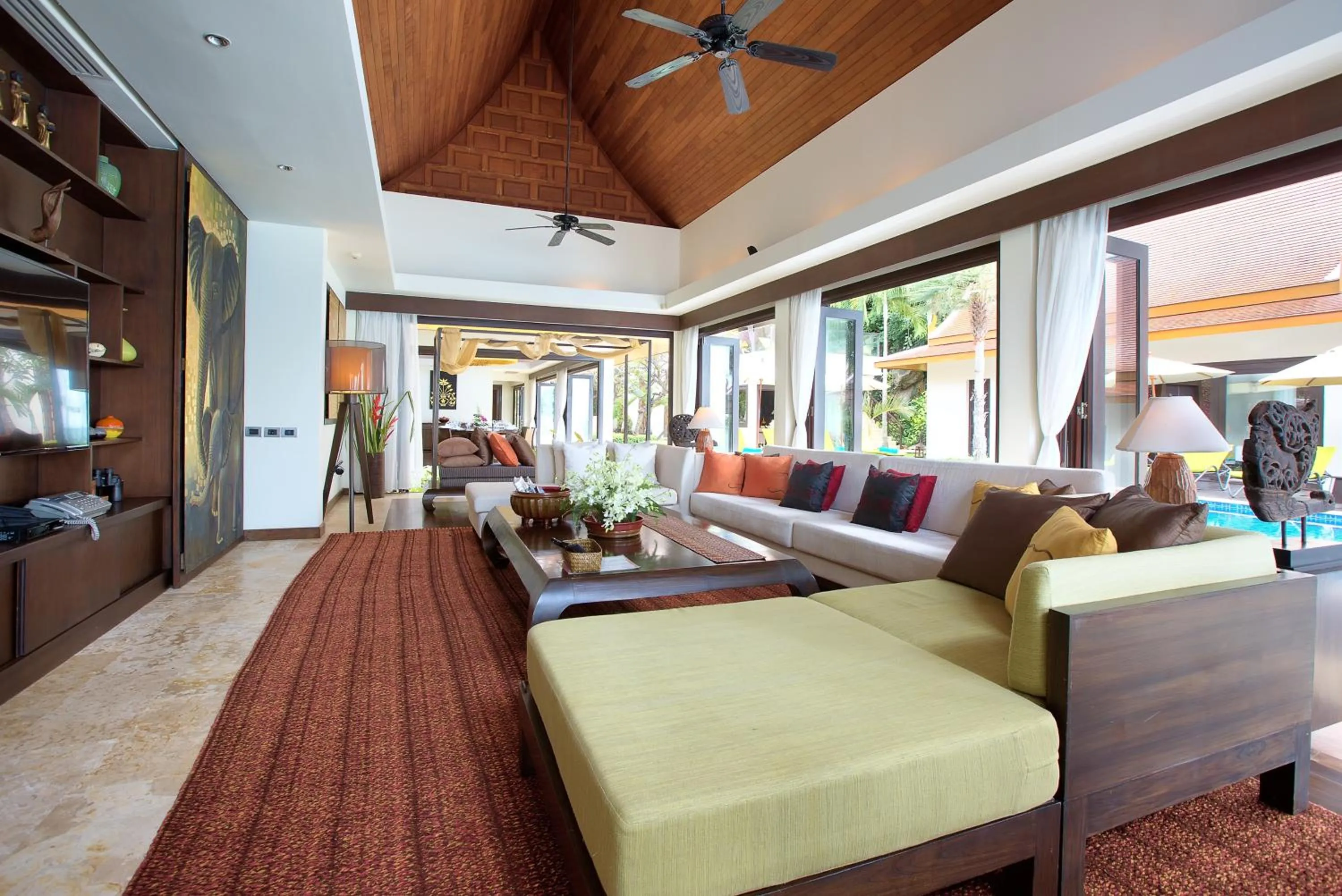 Communal lounge/ TV room in Dhevatara Cove