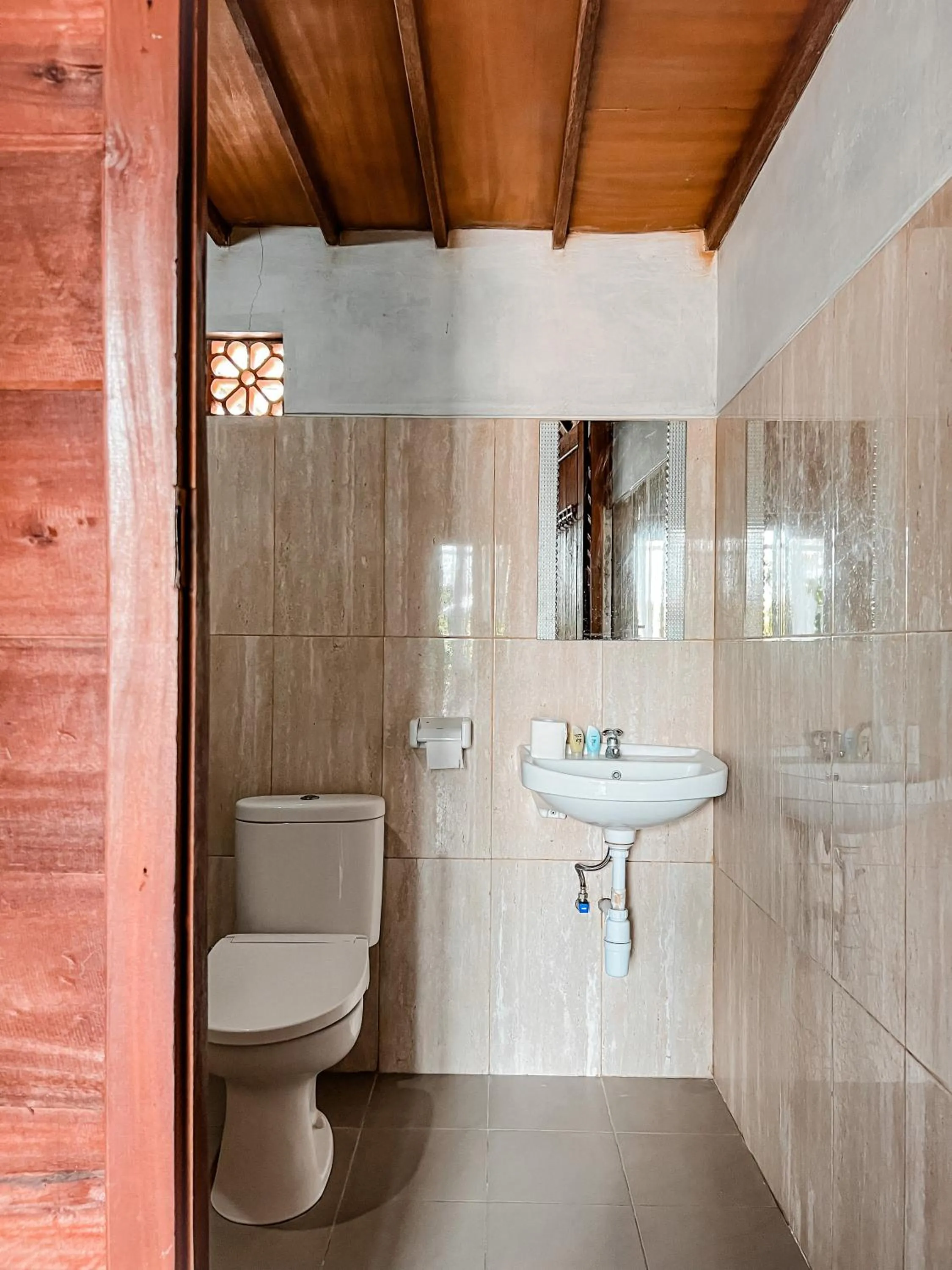 Toilet in Gayatri Bungalows