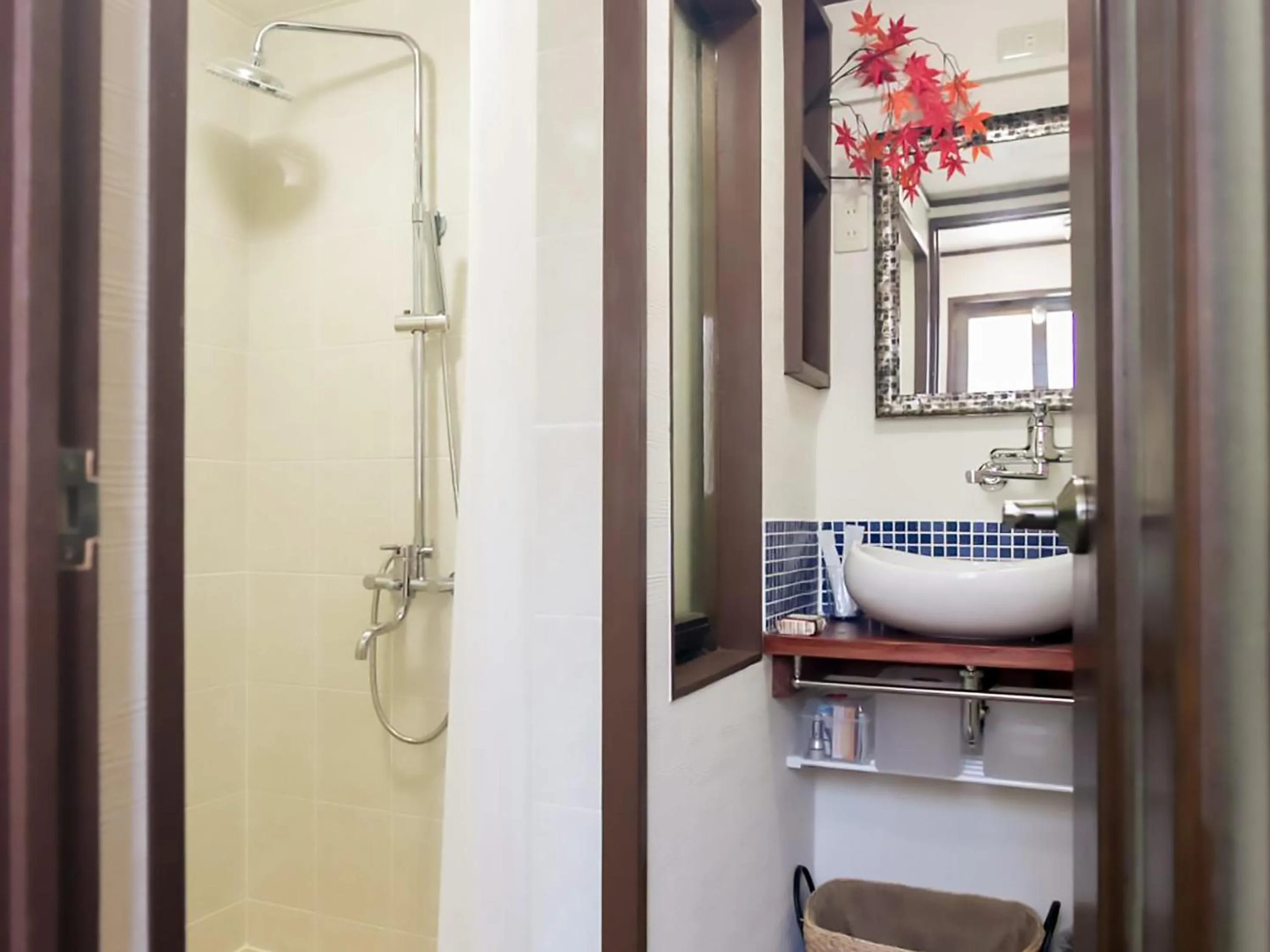 Bathroom in 国際通りと牧志駅まで徒歩5分 庭付き素敵な古民家 わらゆんSO 松武の古民家Traditional house