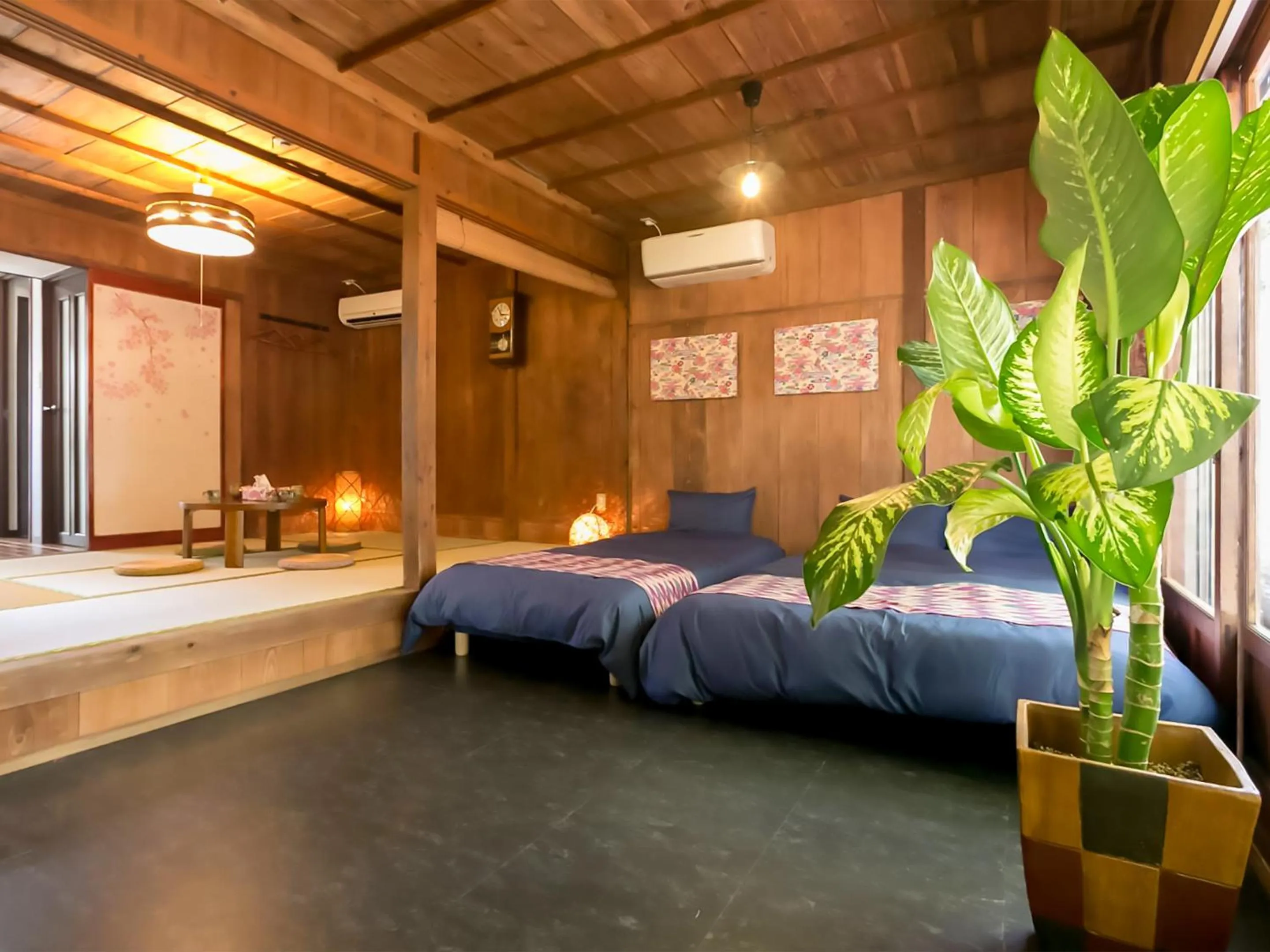Photo of the whole room, Bed in 国際通りと牧志駅まで徒歩5分 庭付き素敵な古民家 わらゆんSO 松武の古民家Traditional house