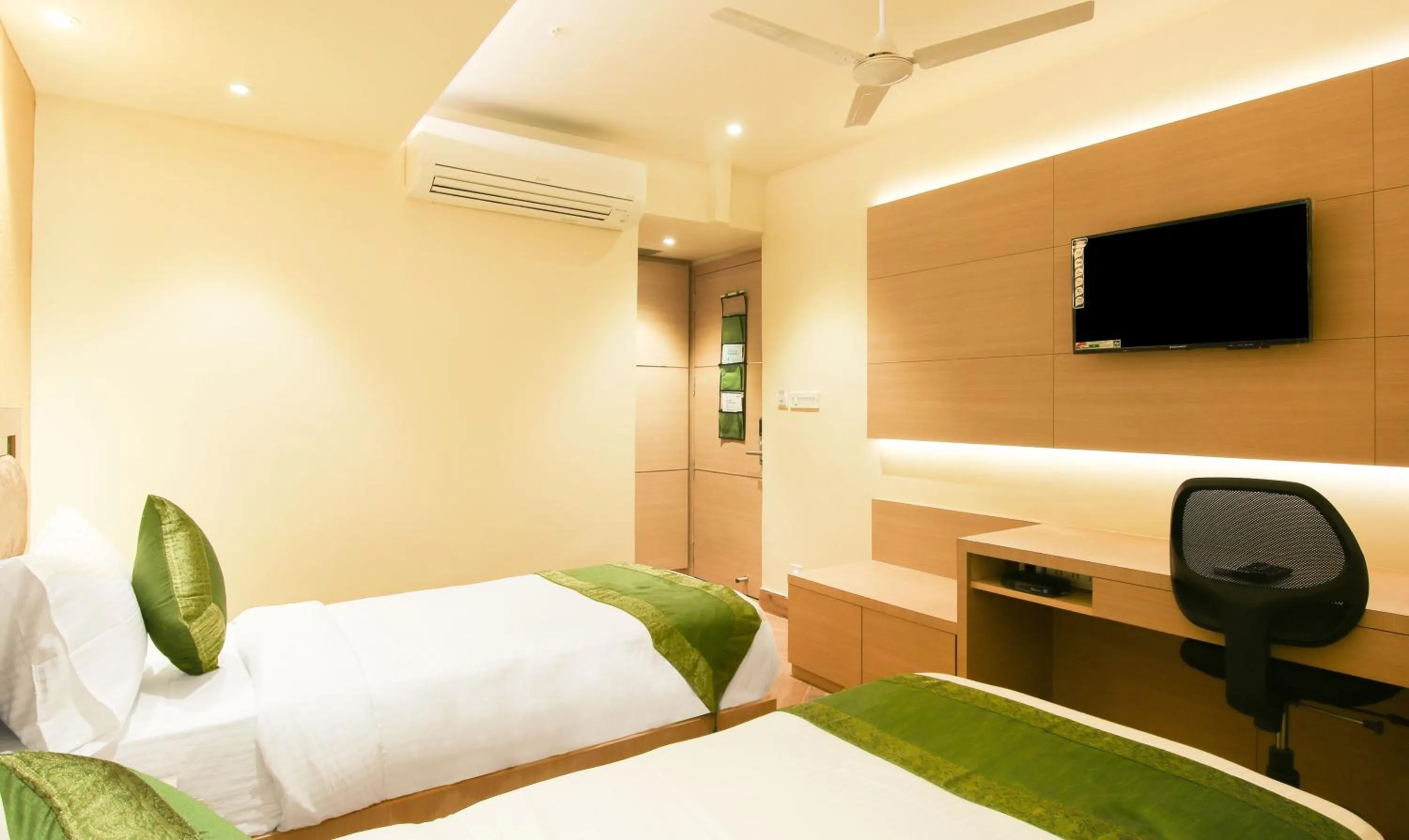 Bedroom, Bed in Treebo Hoops - Airport, VIP Road