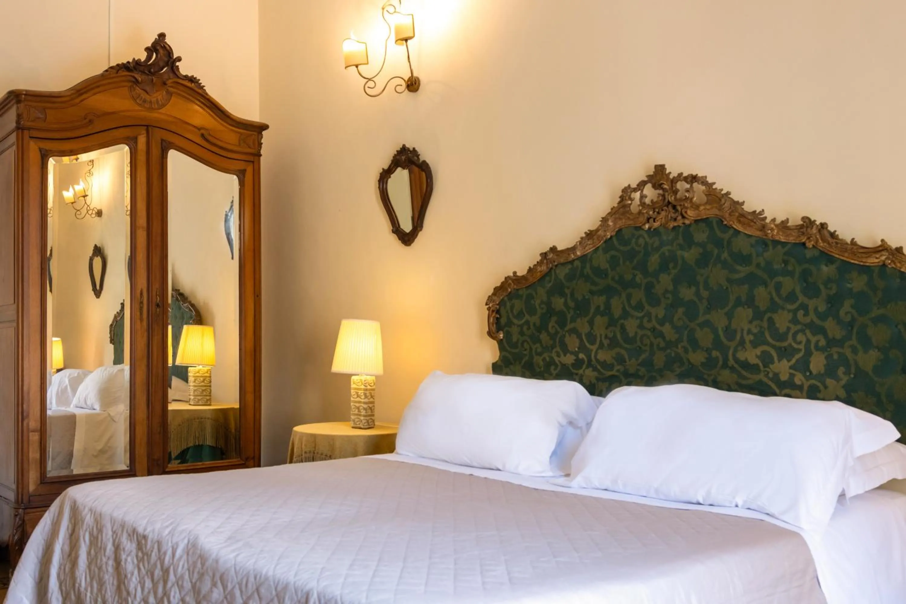 Bed in Francalanza City Rooms