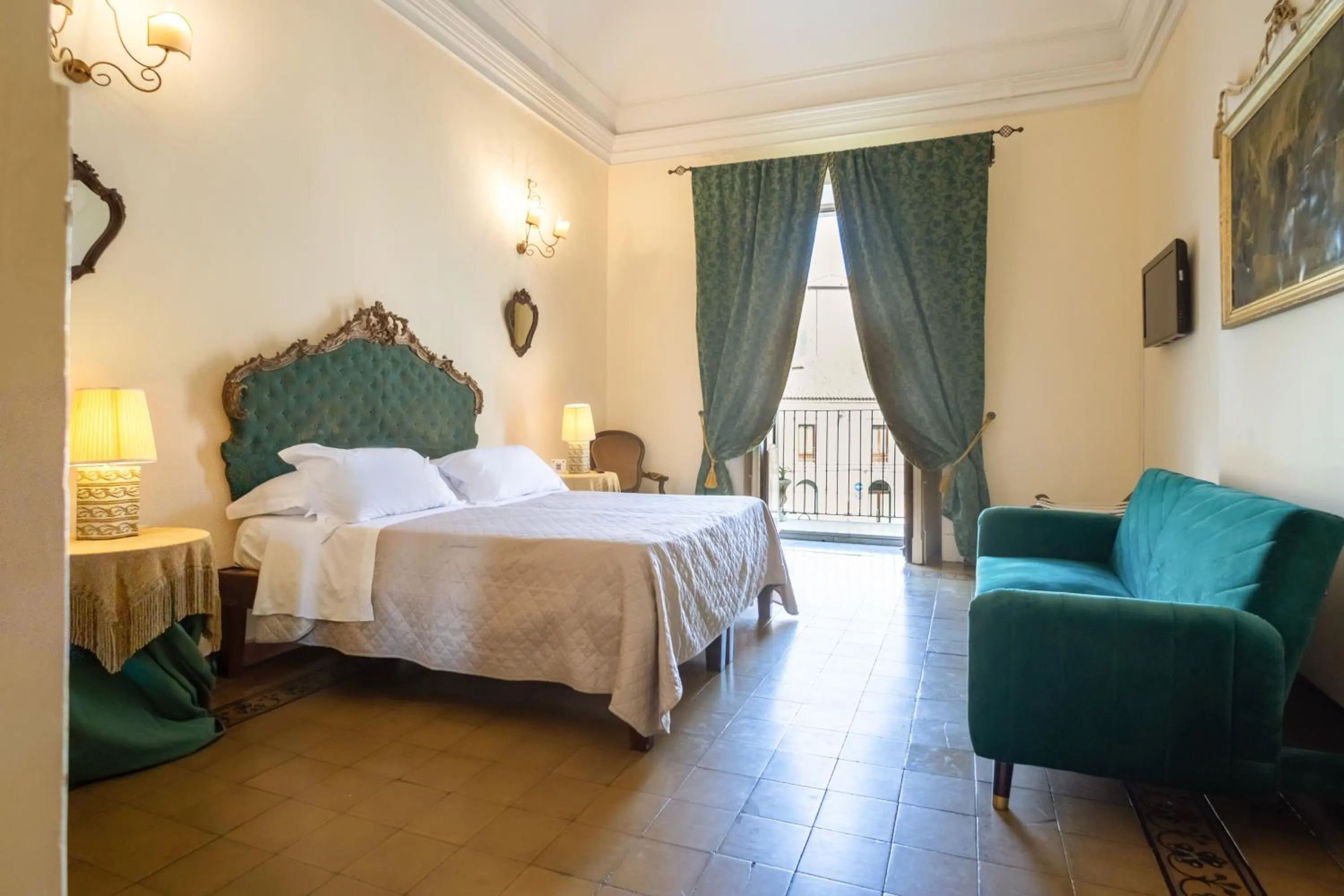 Bed in Francalanza City Rooms