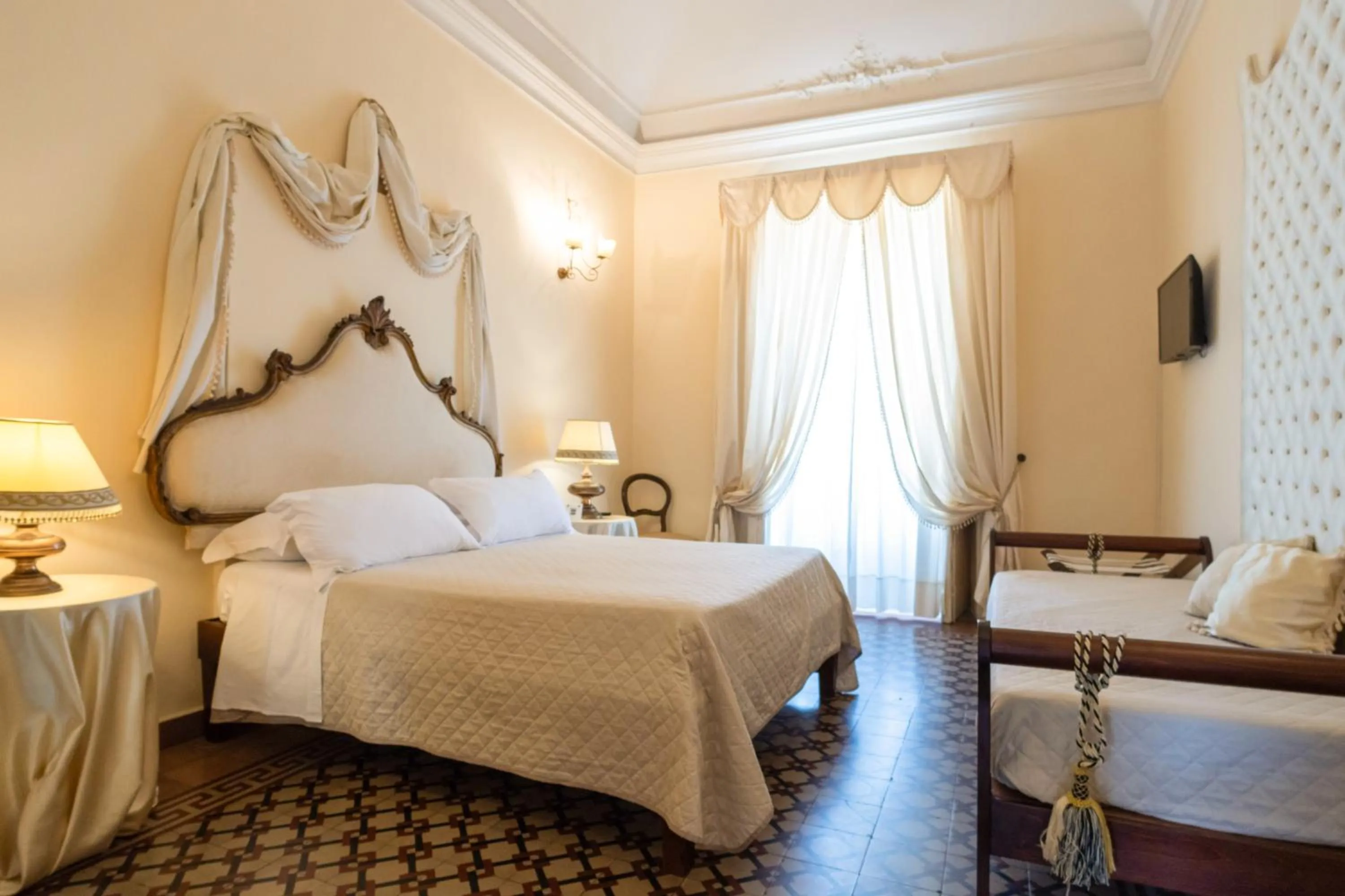 Bed in Francalanza City Rooms