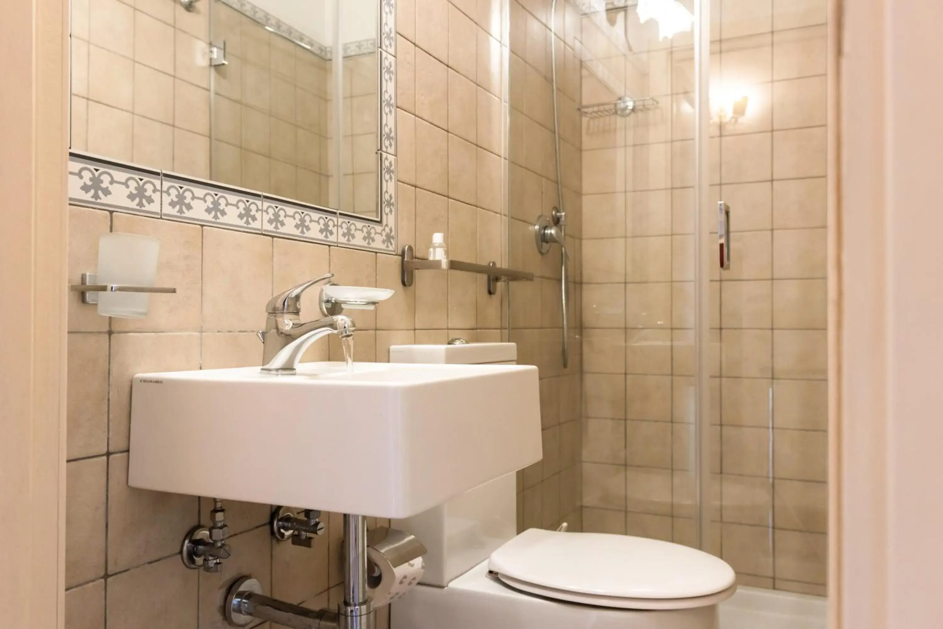 Shower in Francalanza City Rooms Shower in Francalanza City Rooms