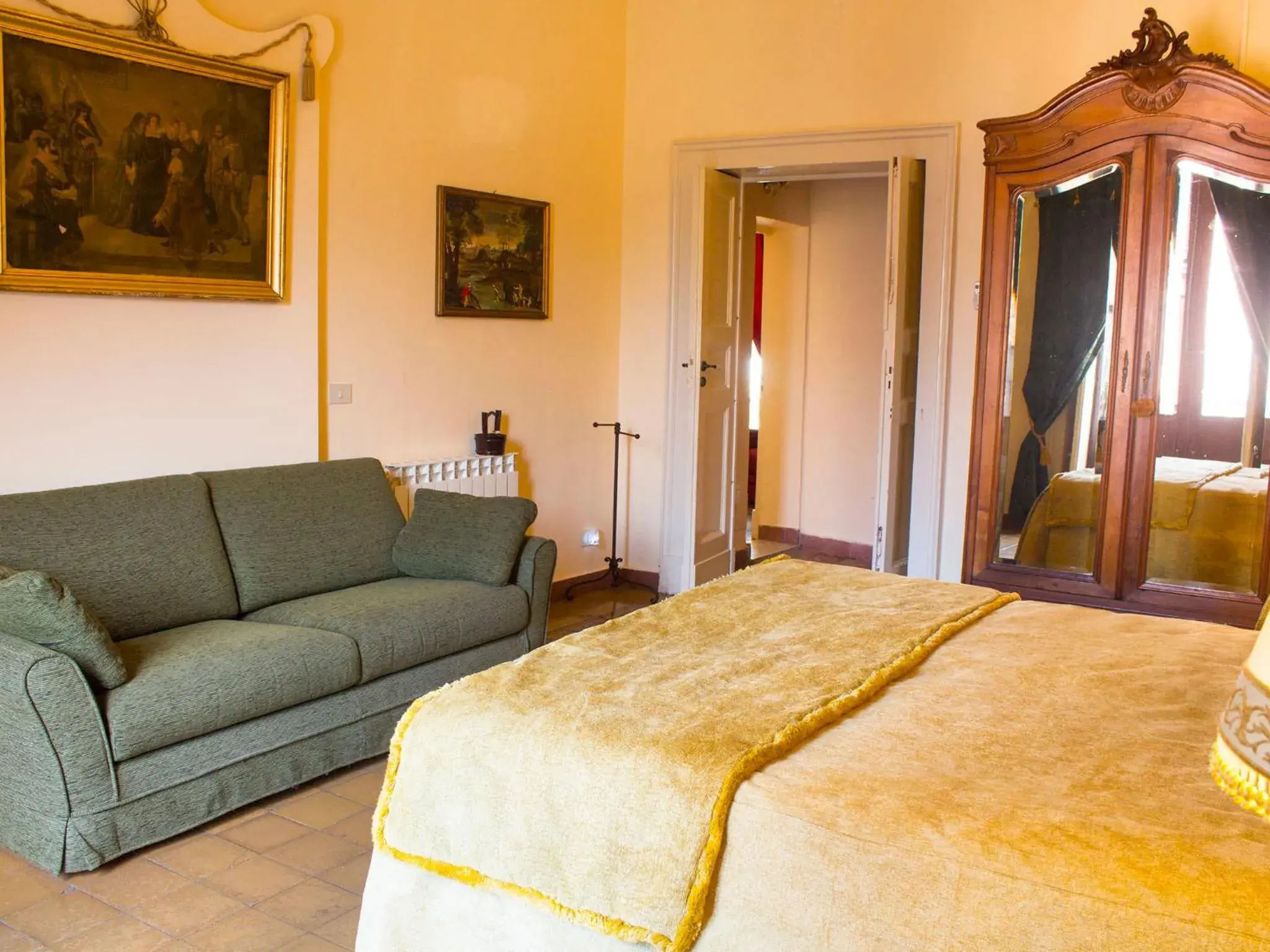 Bedroom, Bed in Principe Di Francalanza