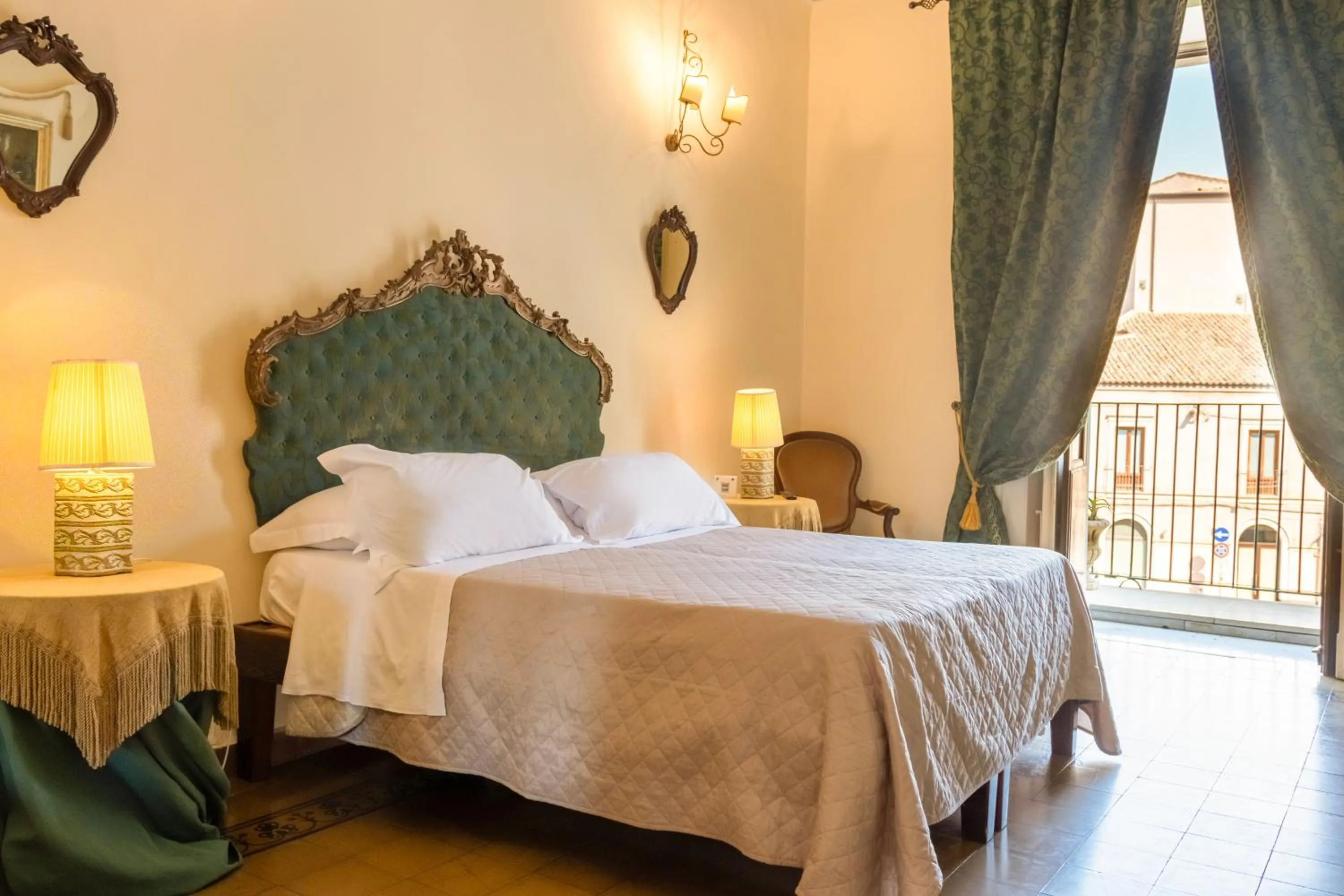 Bed in Francalanza City Rooms
