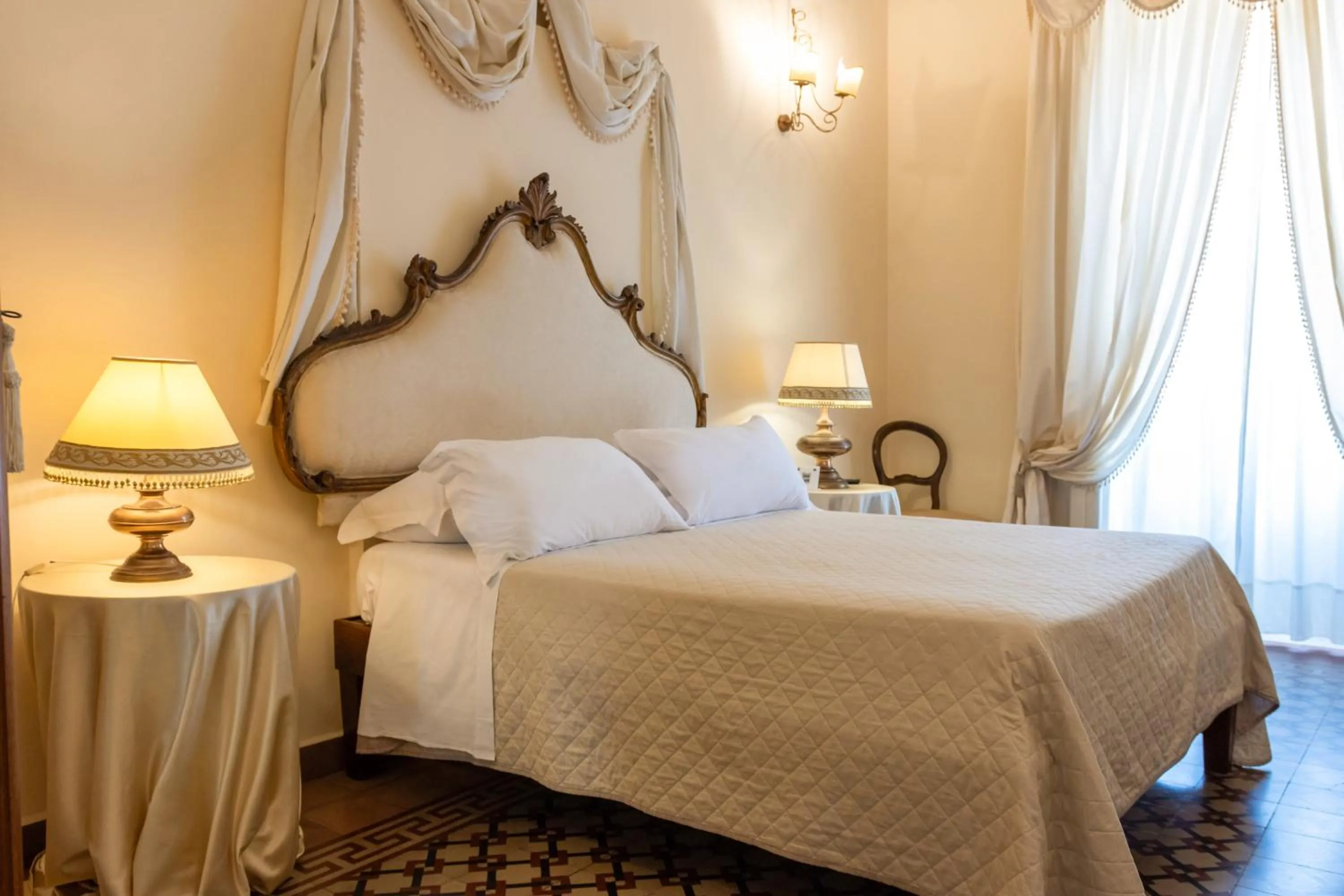 Bed in Francalanza City Rooms