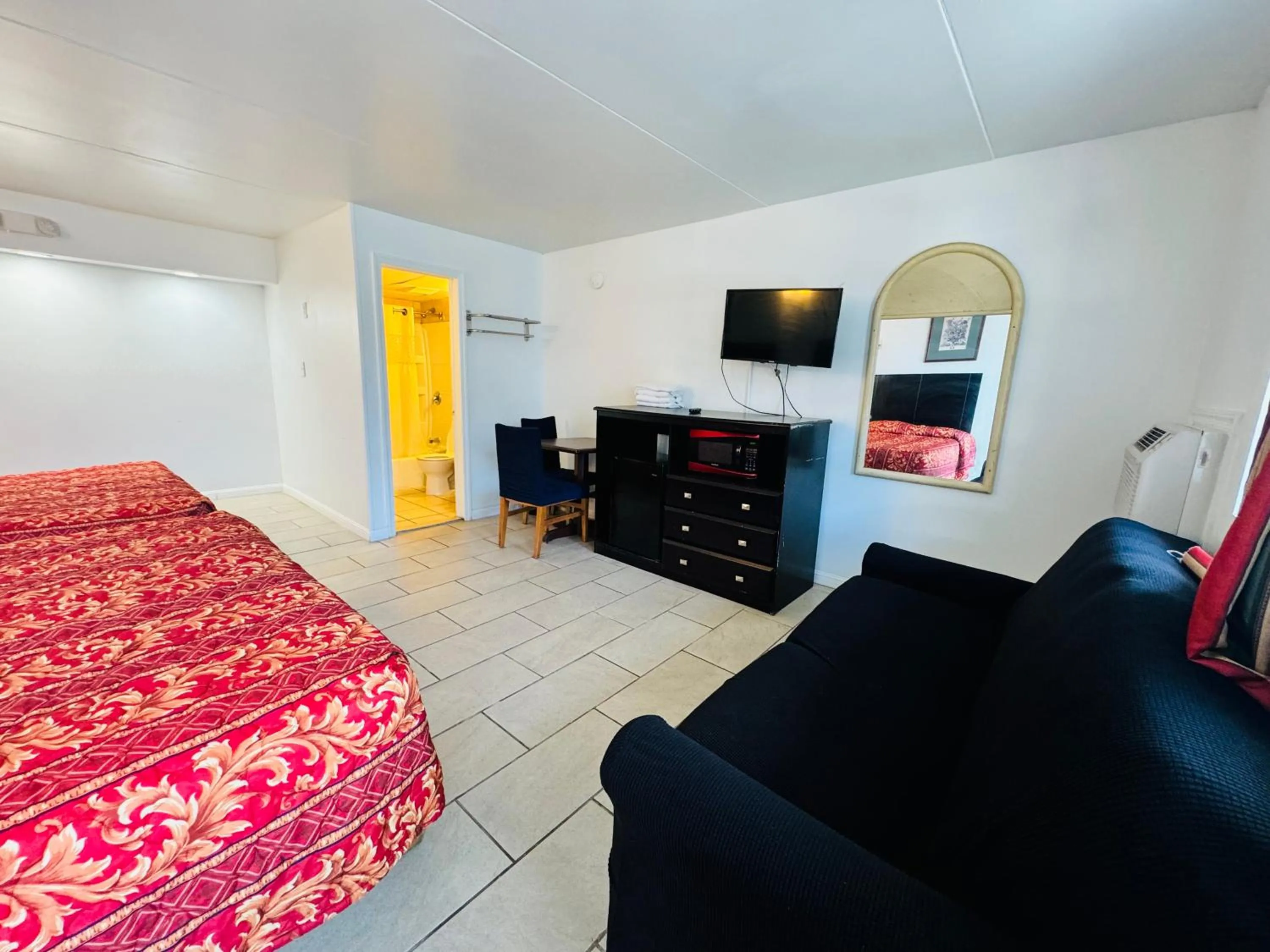 Bed in Skyview Manor Motel