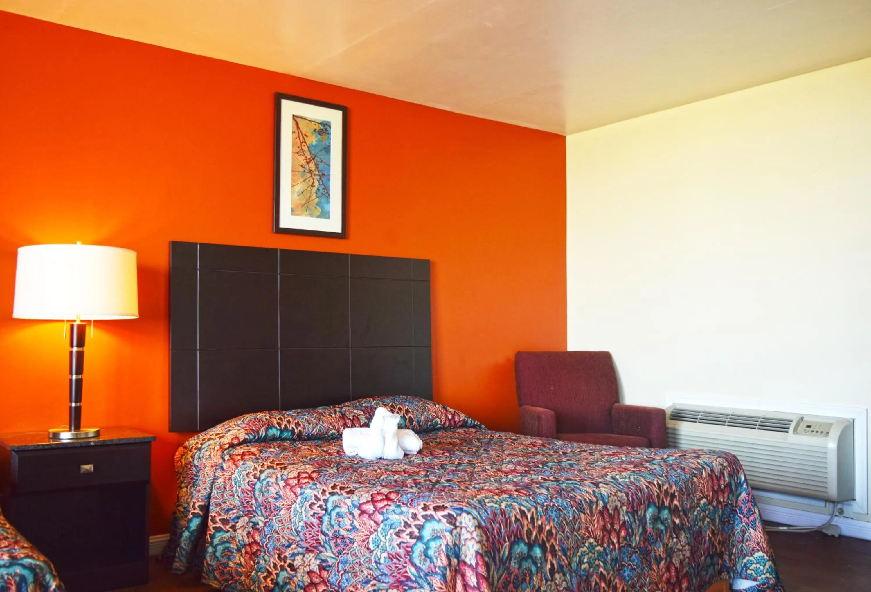 Bed in Skyview Manor Motel