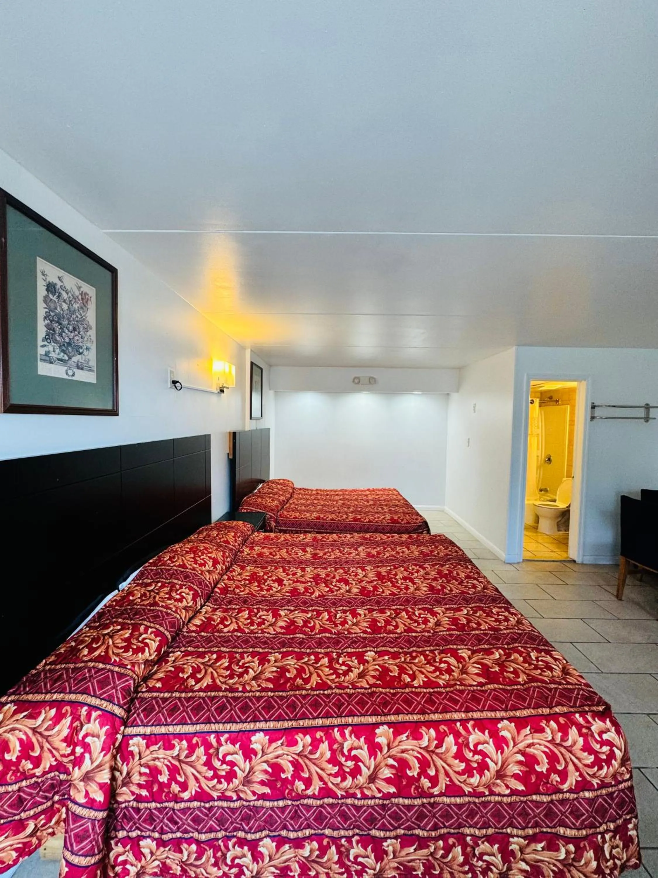 Photo of the whole room, Bed in Skyview Manor Motel