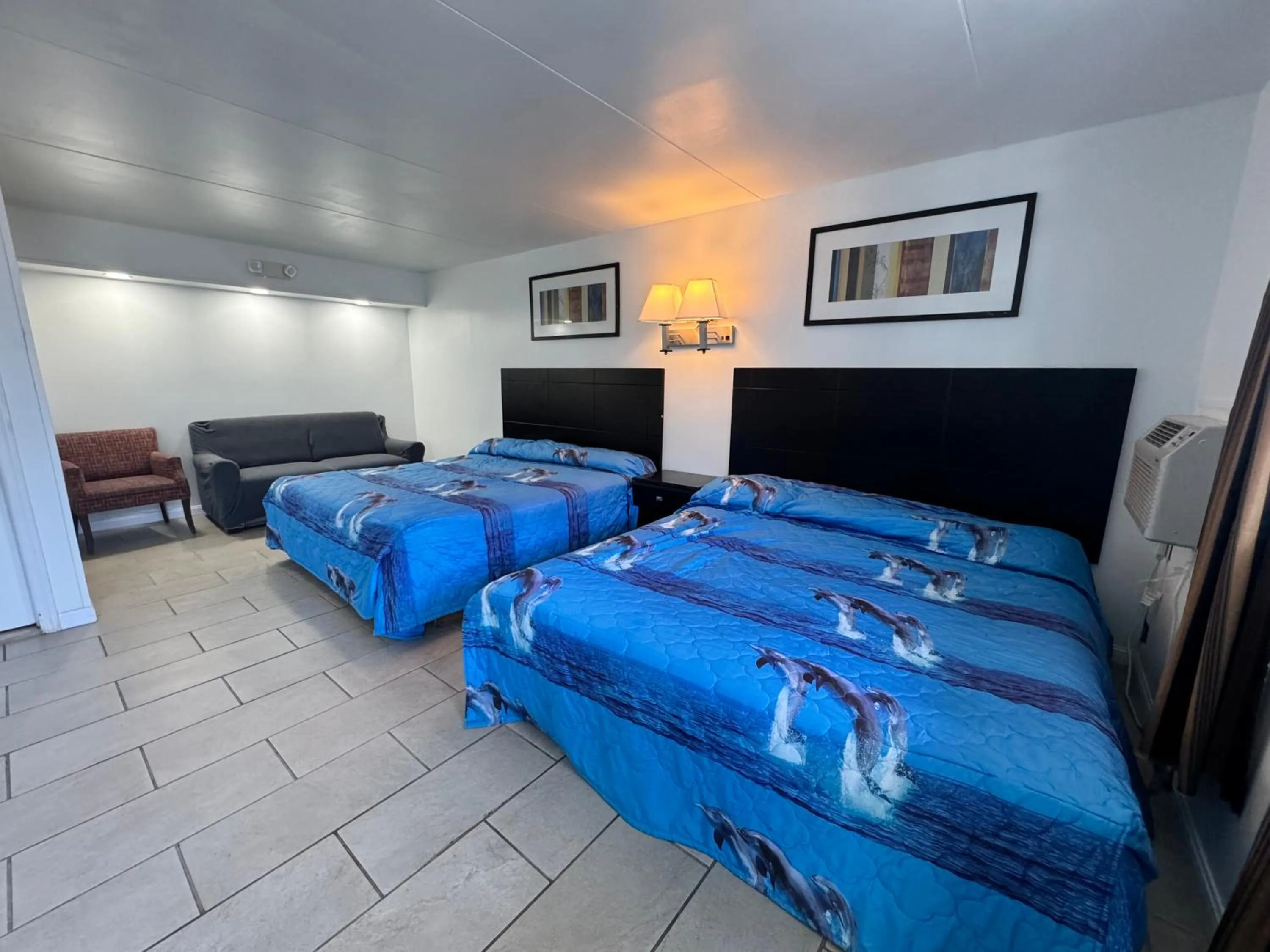 Photo of the whole room, Bed in Skyview Manor Motel