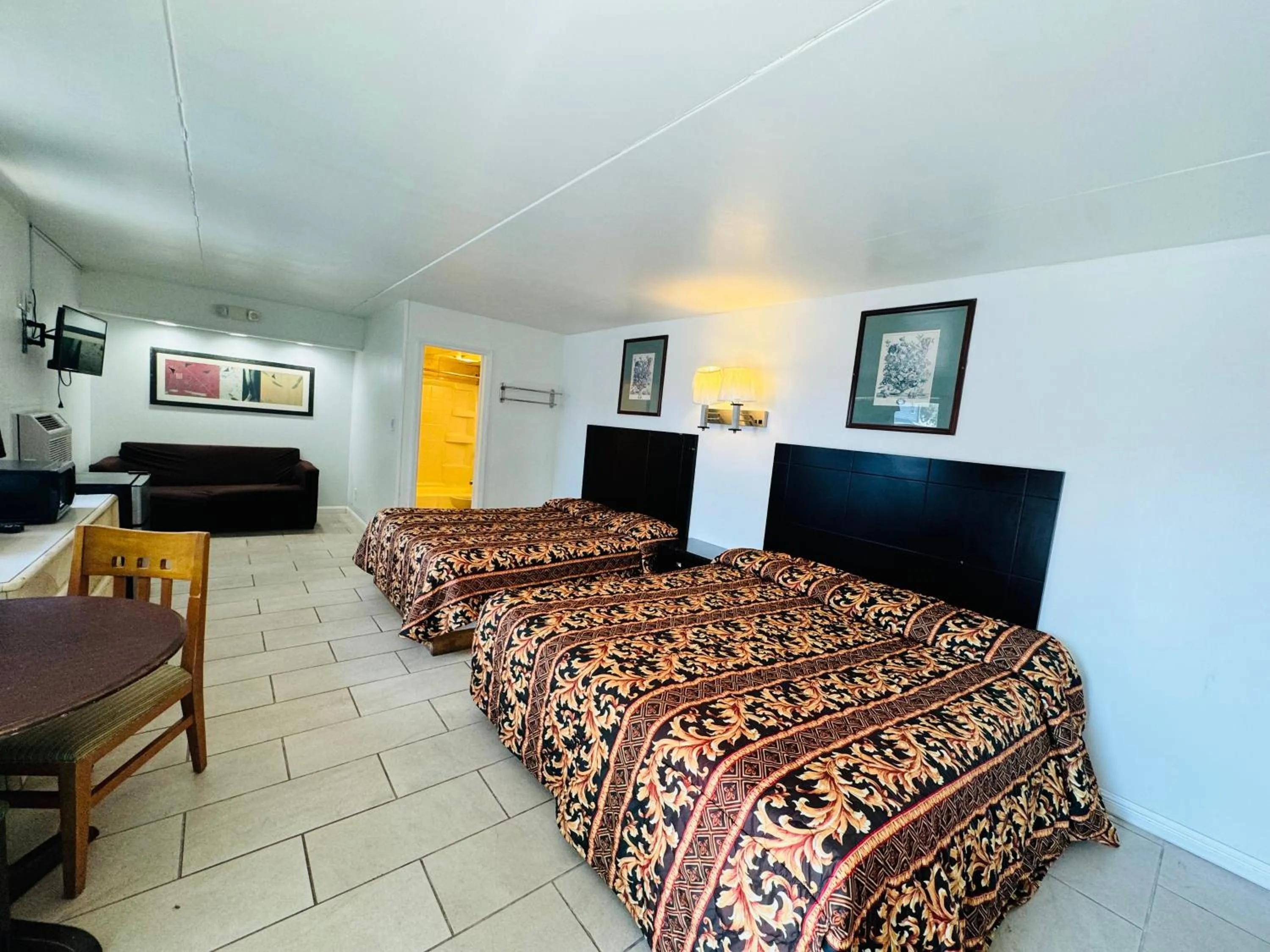 Photo of the whole room, Bed in Skyview Manor Motel