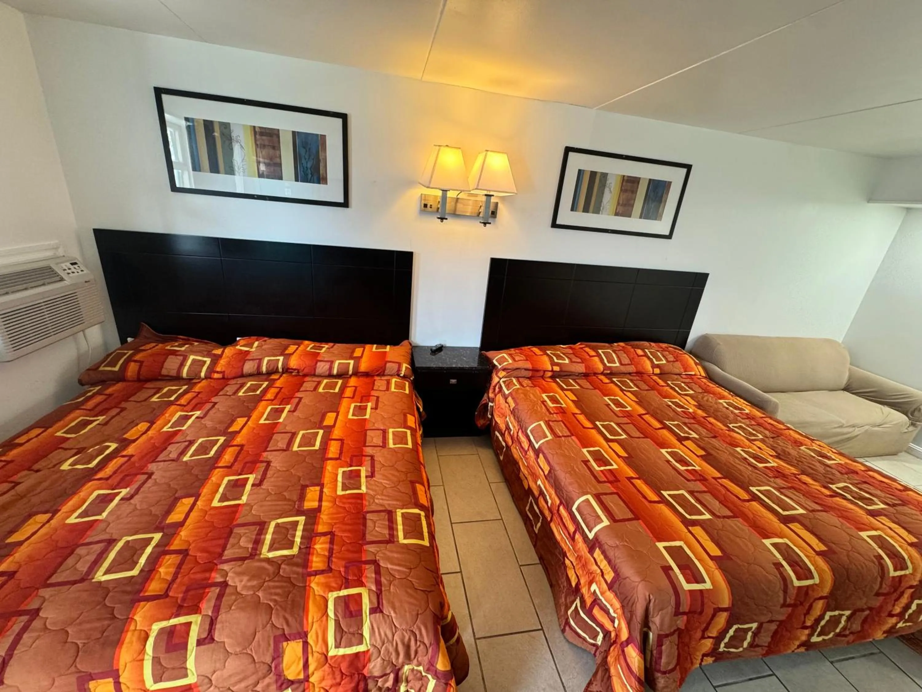 Photo of the whole room, Bed in Skyview Manor Motel