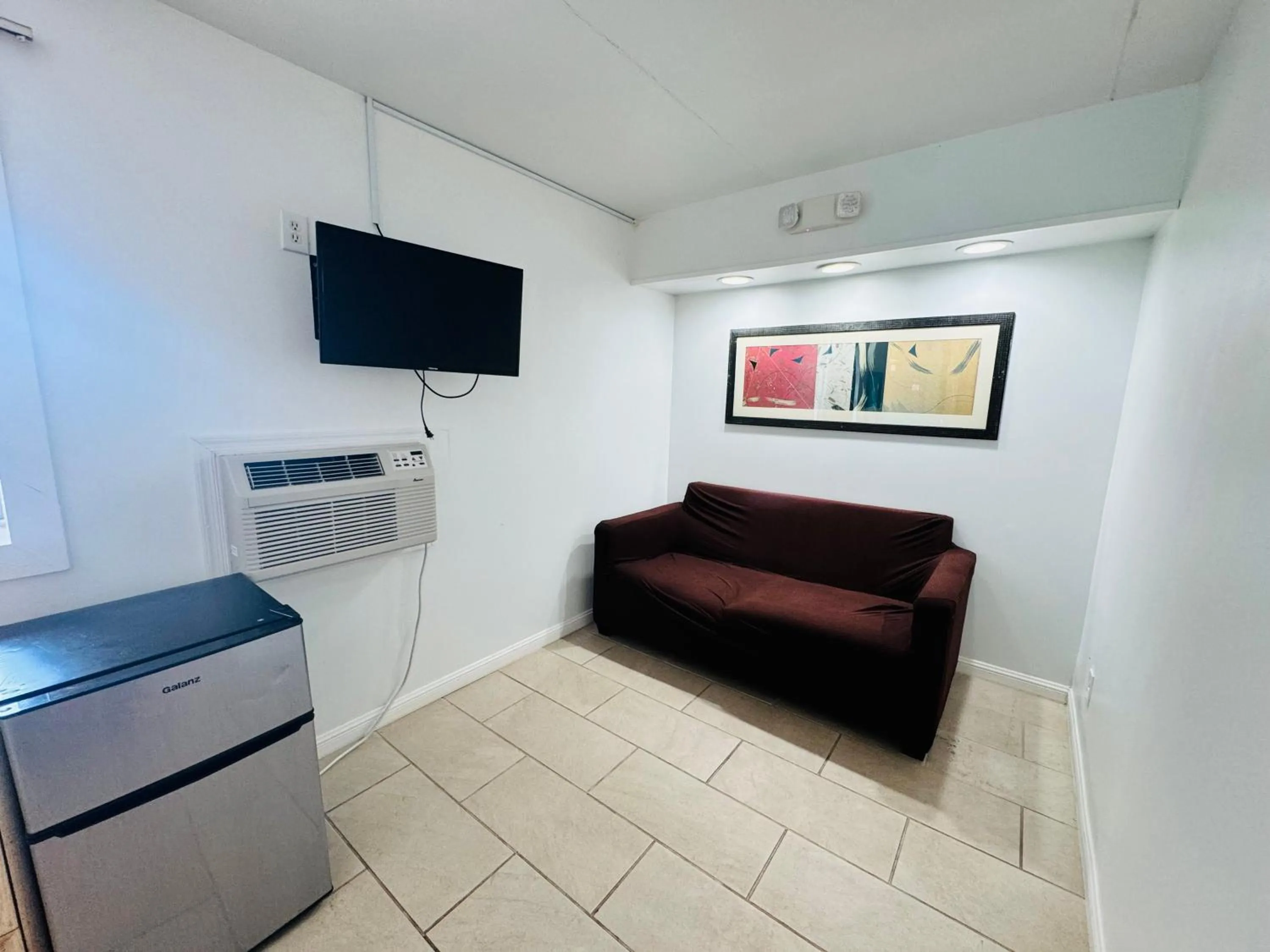 TV and multimedia in Skyview Manor Motel