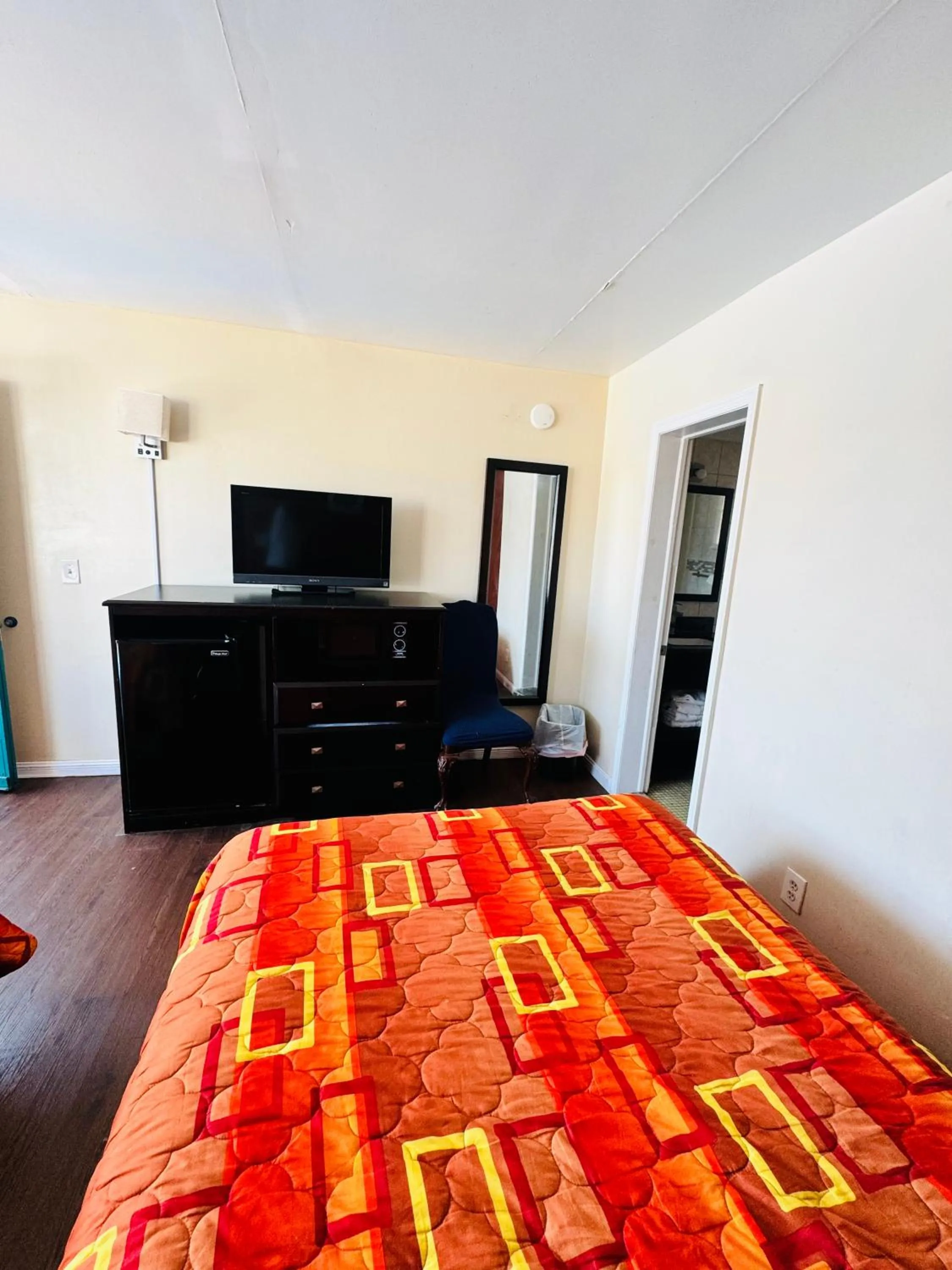 TV and multimedia, Bed in Skyview Manor Motel