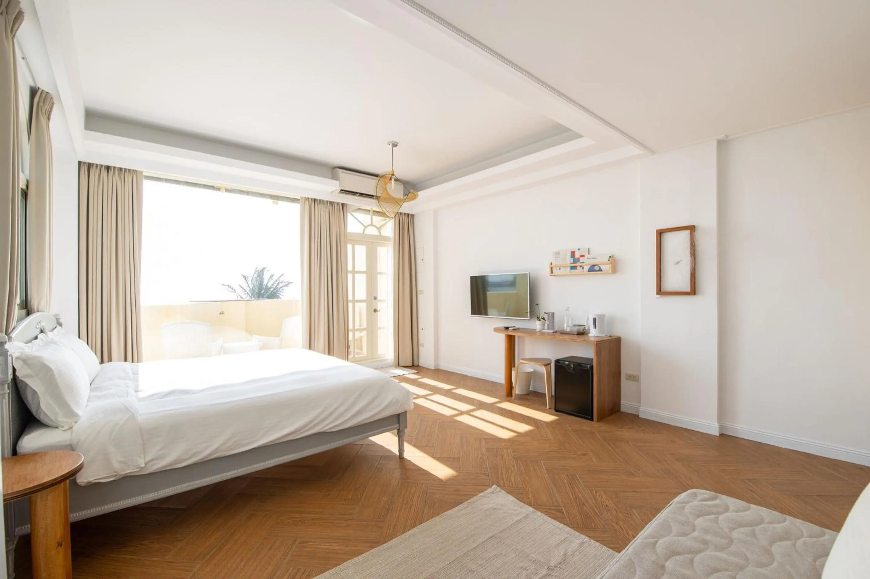 Photo of the whole room, Bed in OwlStay The Salt