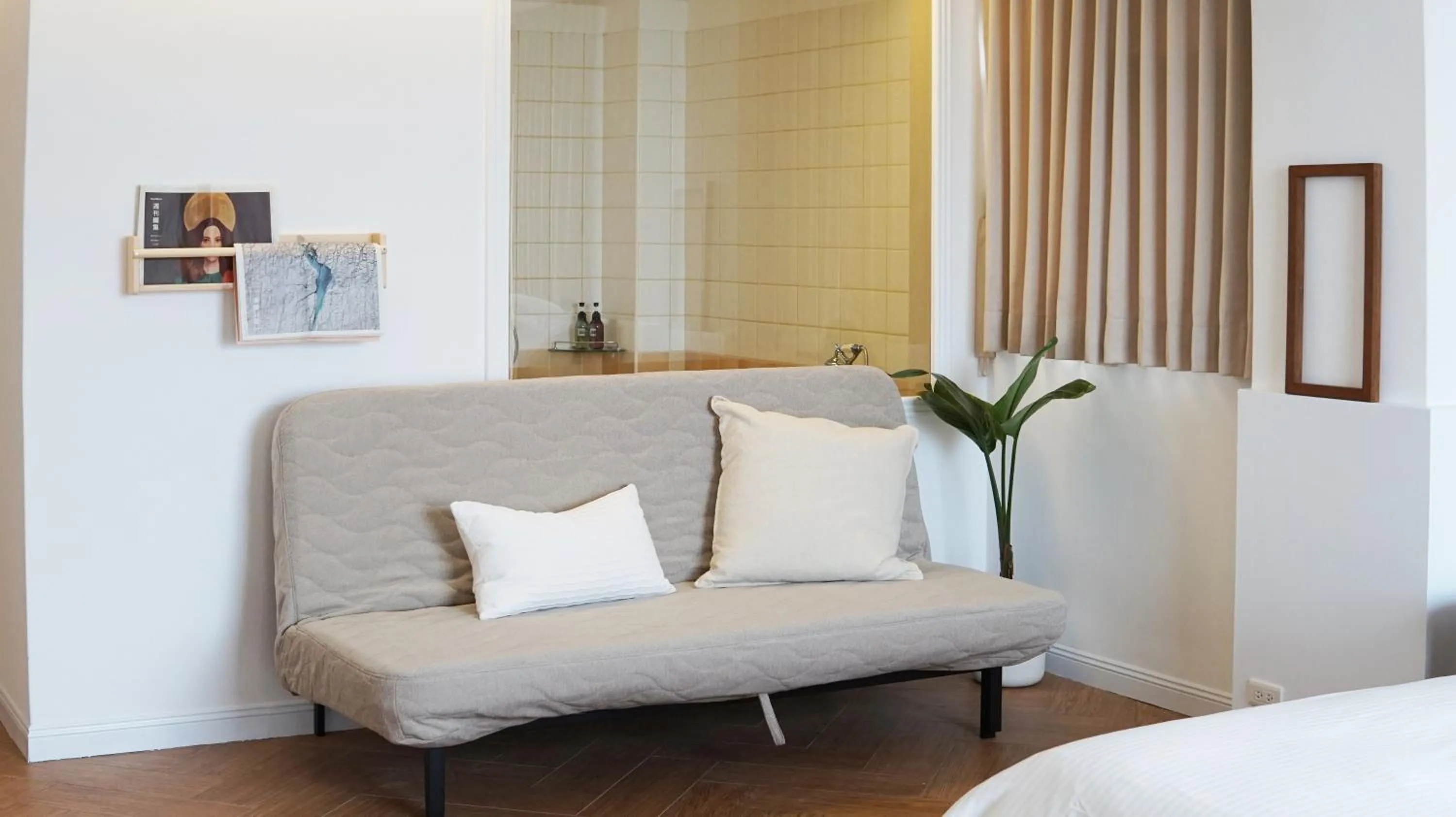 Seating area, Bed in OwlStay The Salt