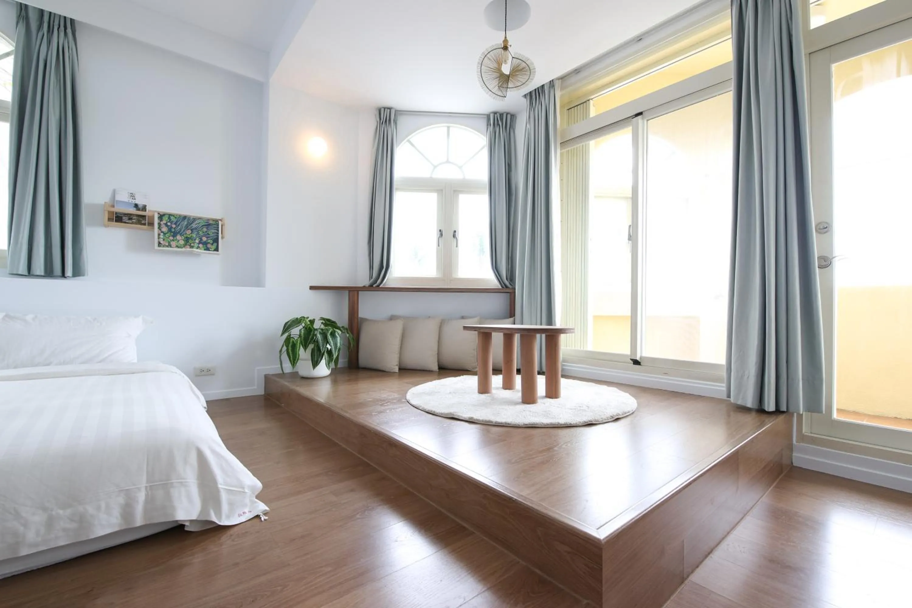 Seating area, Bed in OwlStay The Salt