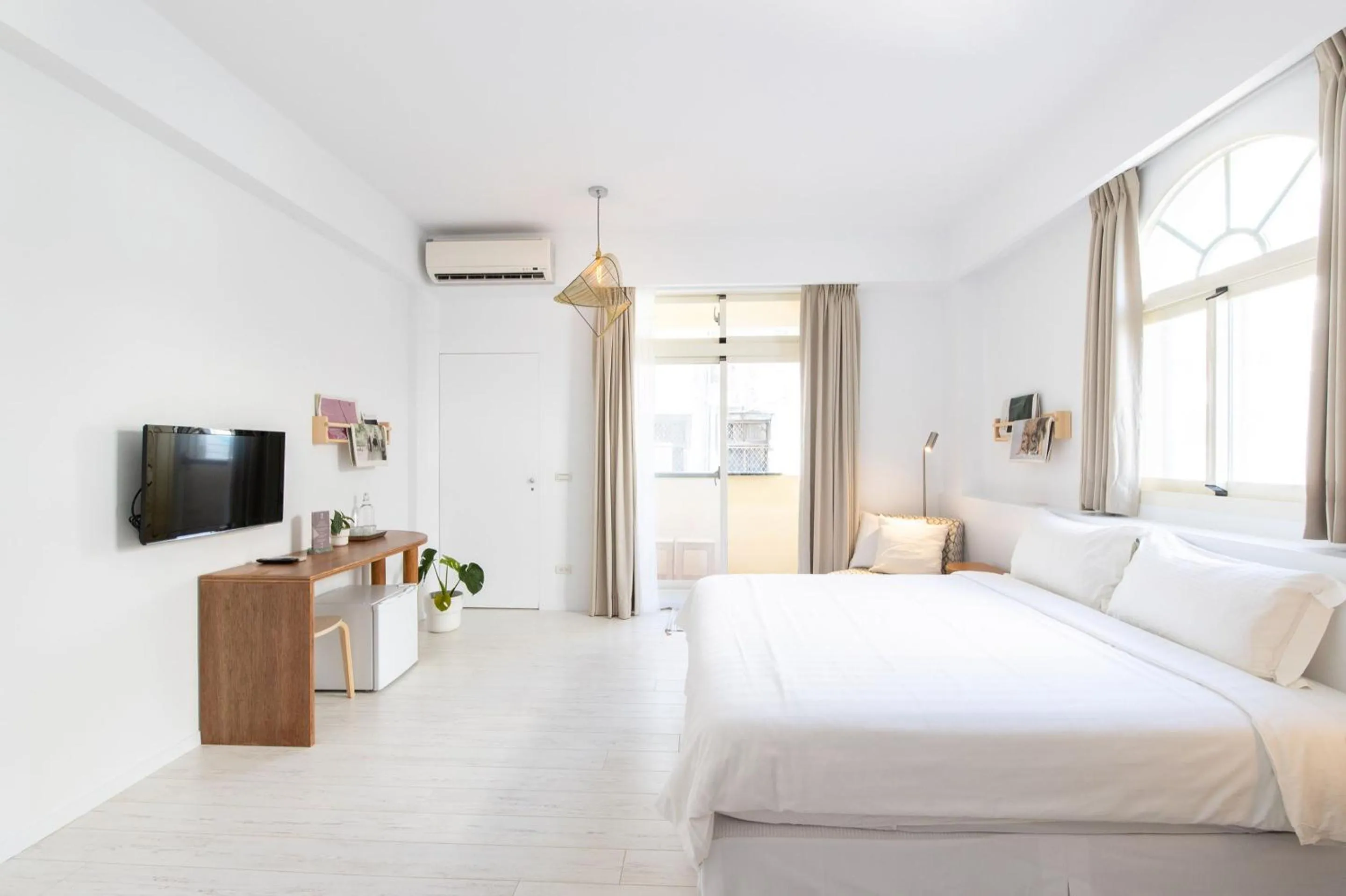 Photo of the whole room, Bed in OwlStay The Salt