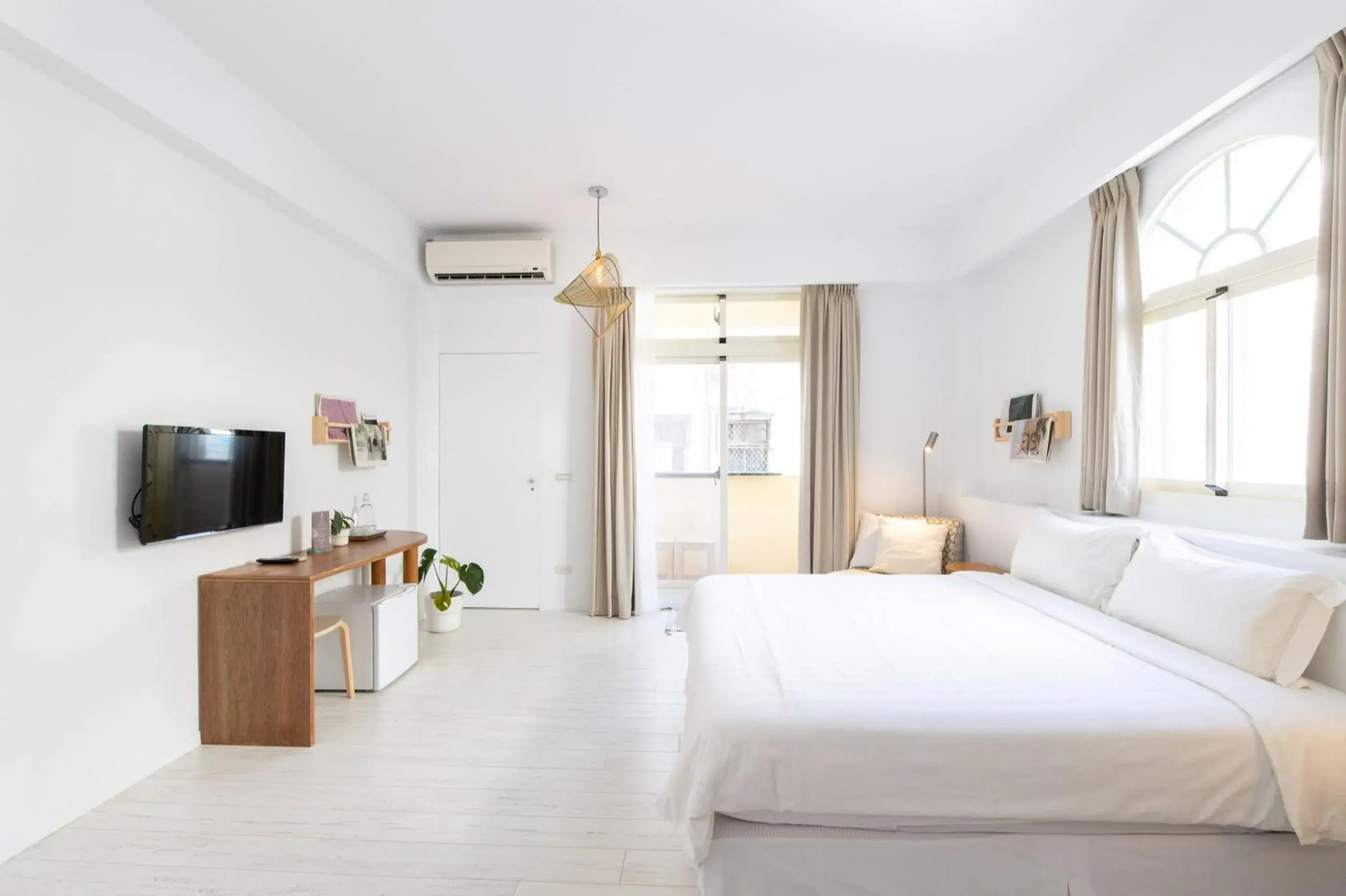 Deluxe Double Room with Bath and City View in OwlStay The Salt Deluxe Double Room with Bath and City View in OwlStay The Salt