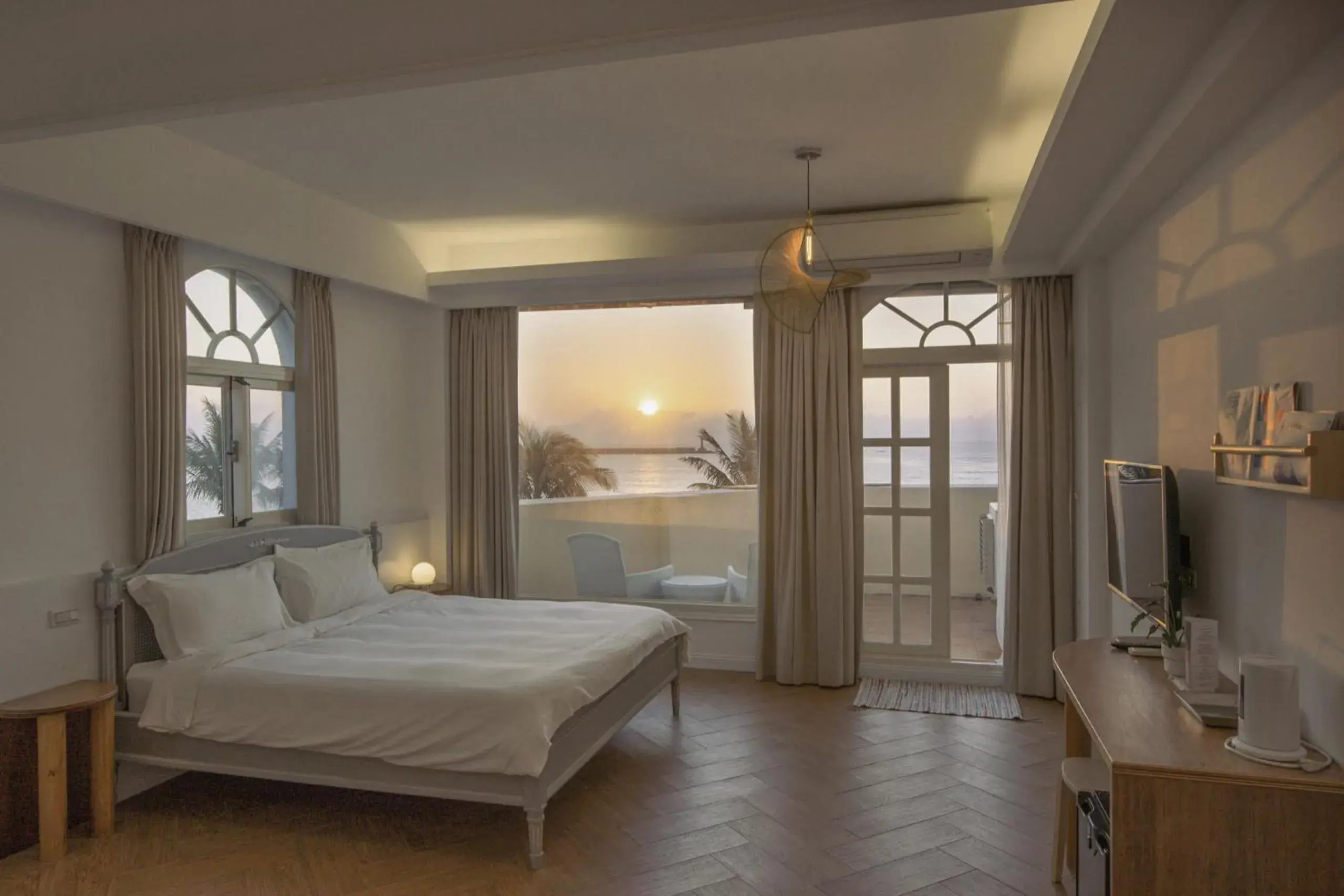 Deluxe Double Room with Balcony and Sea View - with Bath in OwlStay The Salt Deluxe Double Room with Balcony and Sea View - with Bath in OwlStay The Salt