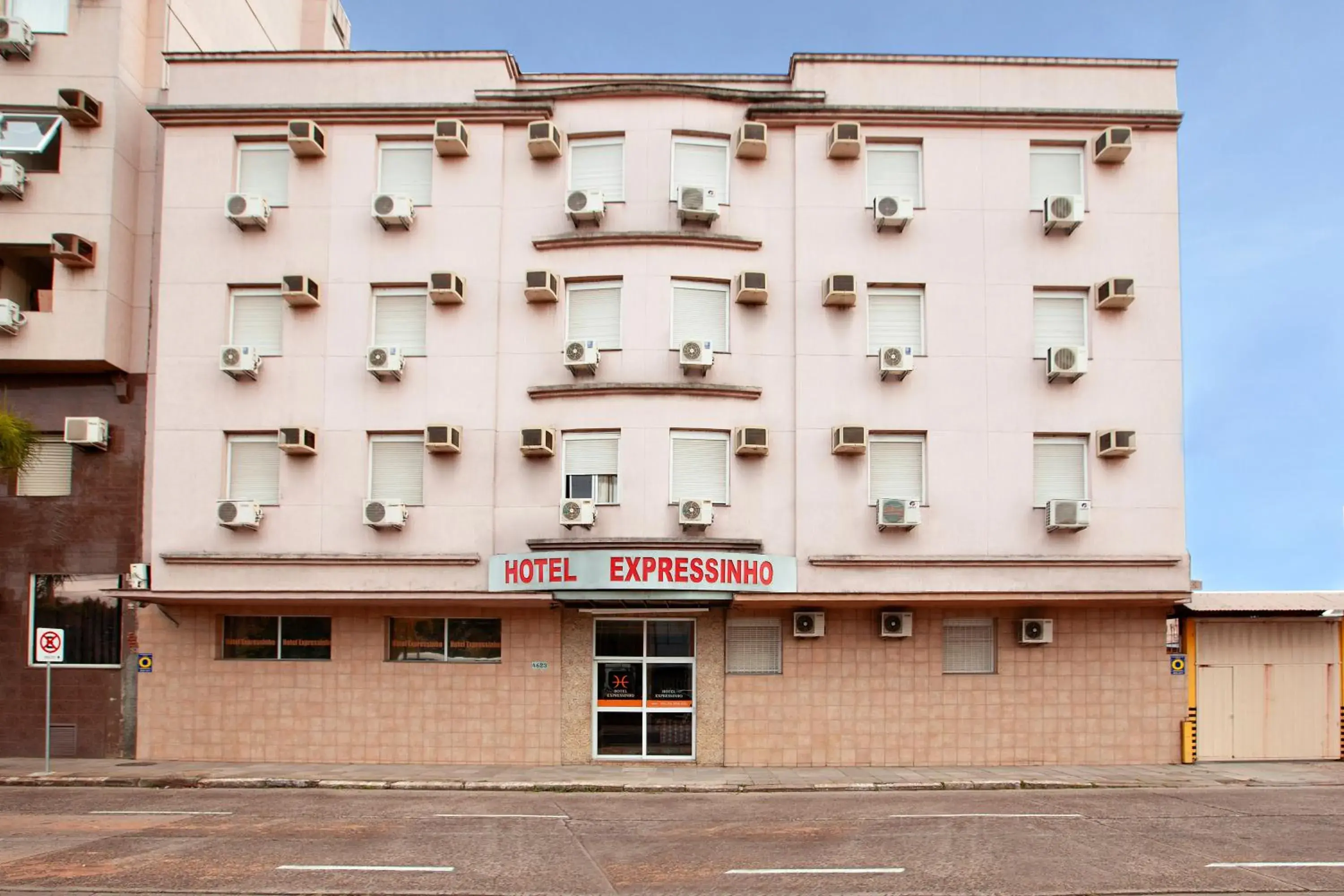 Property building in Hotel Expressinho Aeroporto Property building in Hotel Expressinho Aeroporto