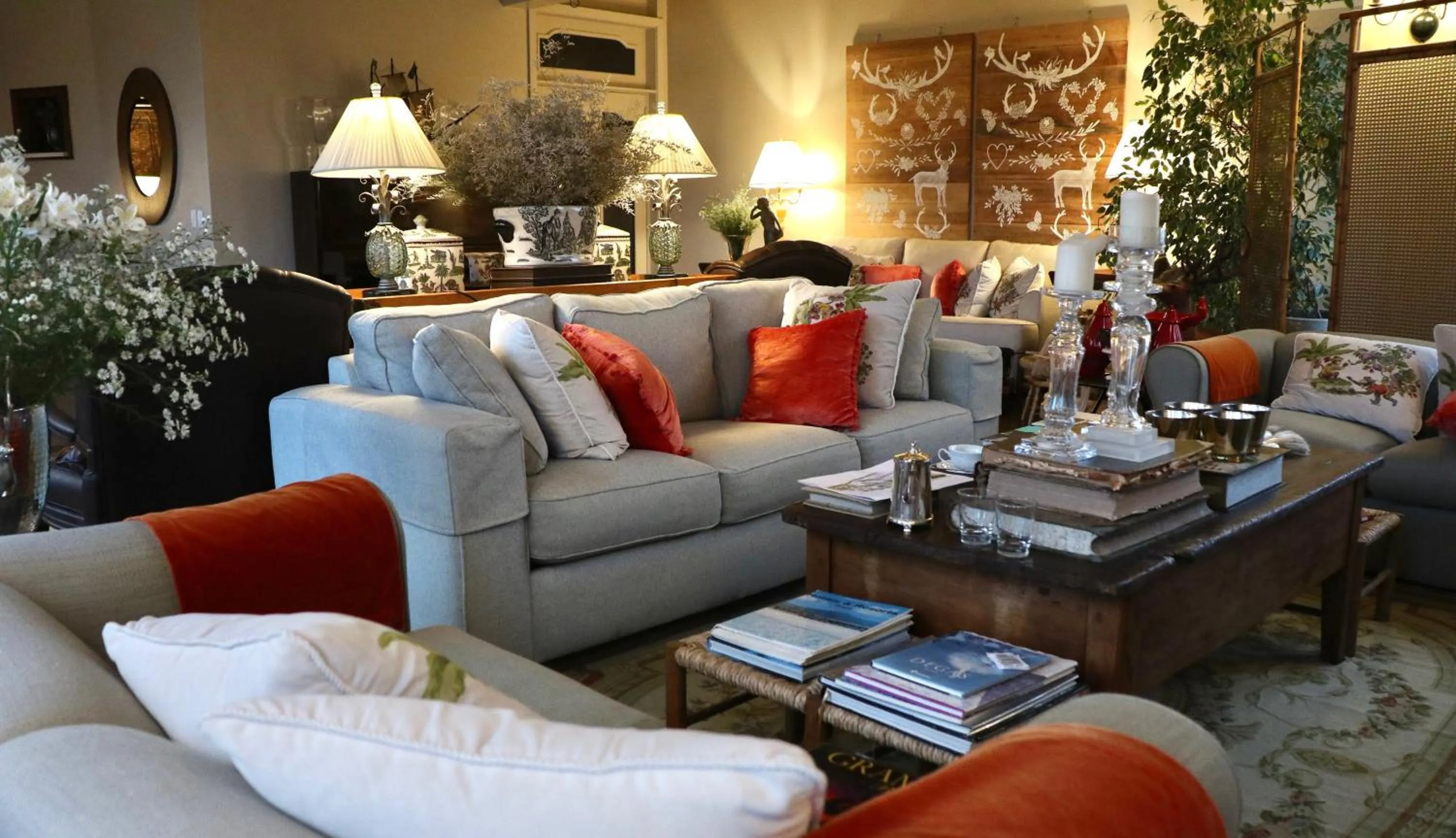 Communal lounge/ TV room in Hotel Estalagem St. Hubertus