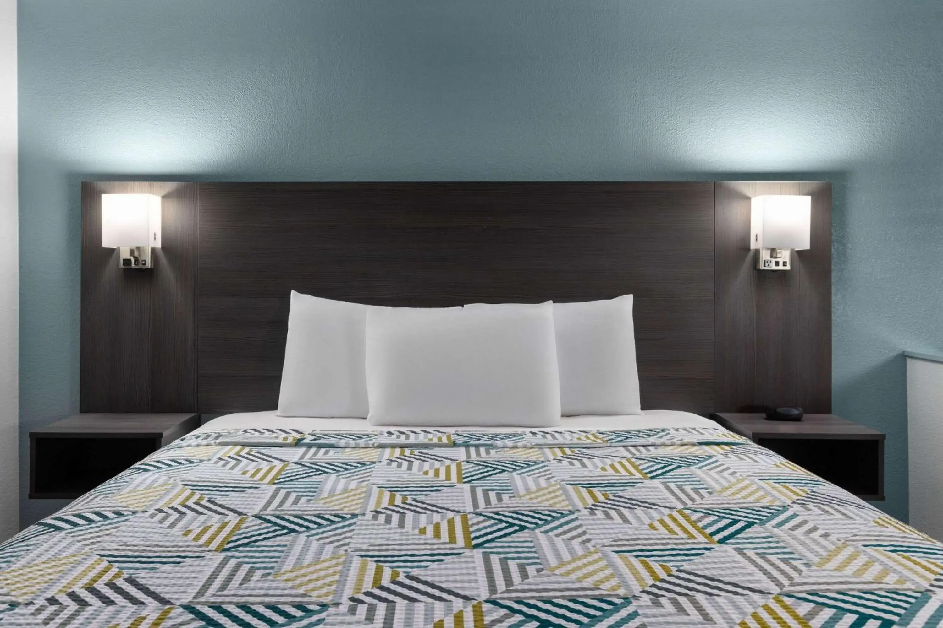 Photo of the whole room, Bed in Travelodge by Wyndham Lemoore Near Naval Air Station Photo of the whole room, Bed in Travelodge by Wyndham Lemoore Near Naval Air Station