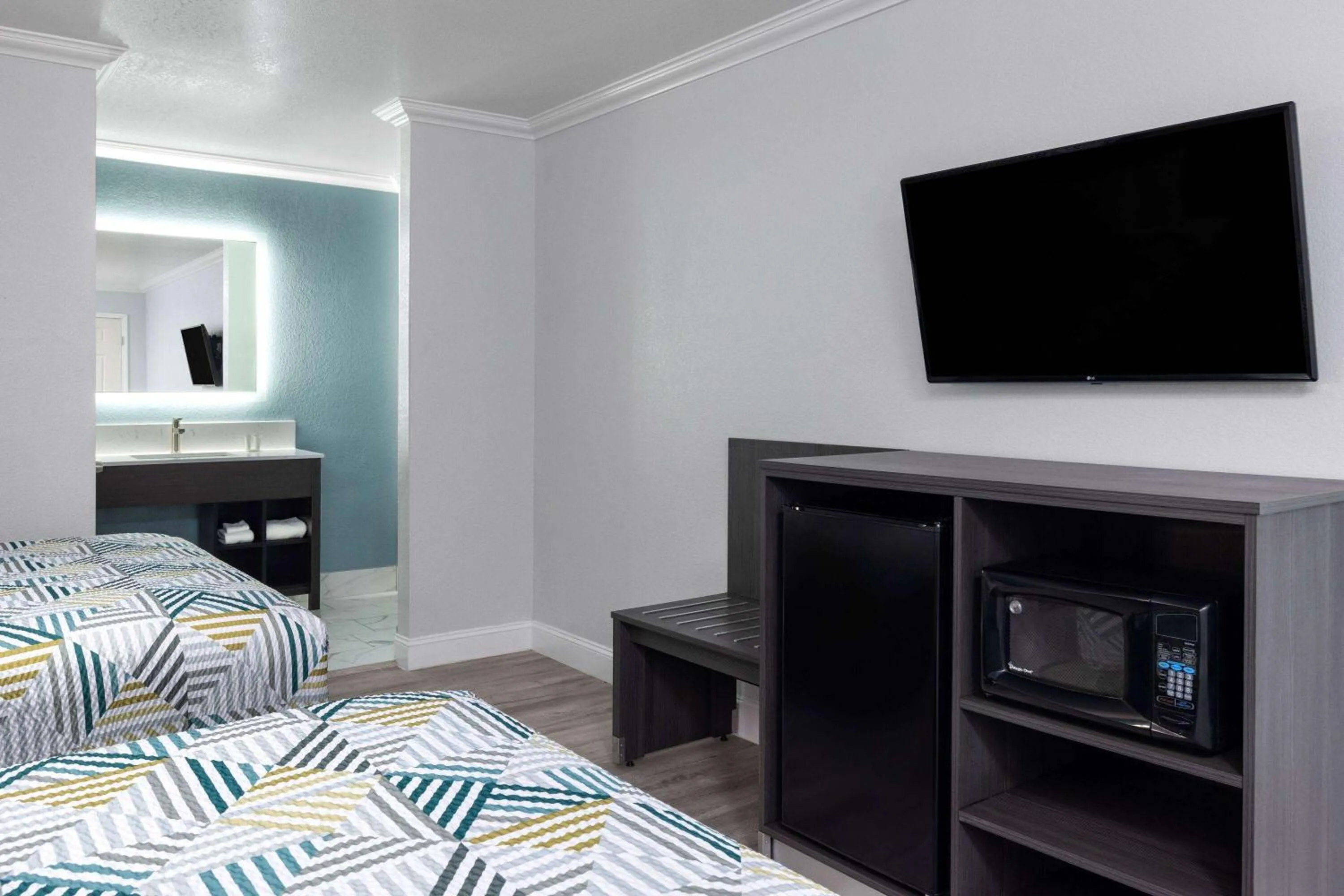 Photo of the whole room, Bed in Travelodge by Wyndham Lemoore Near Naval Air Station