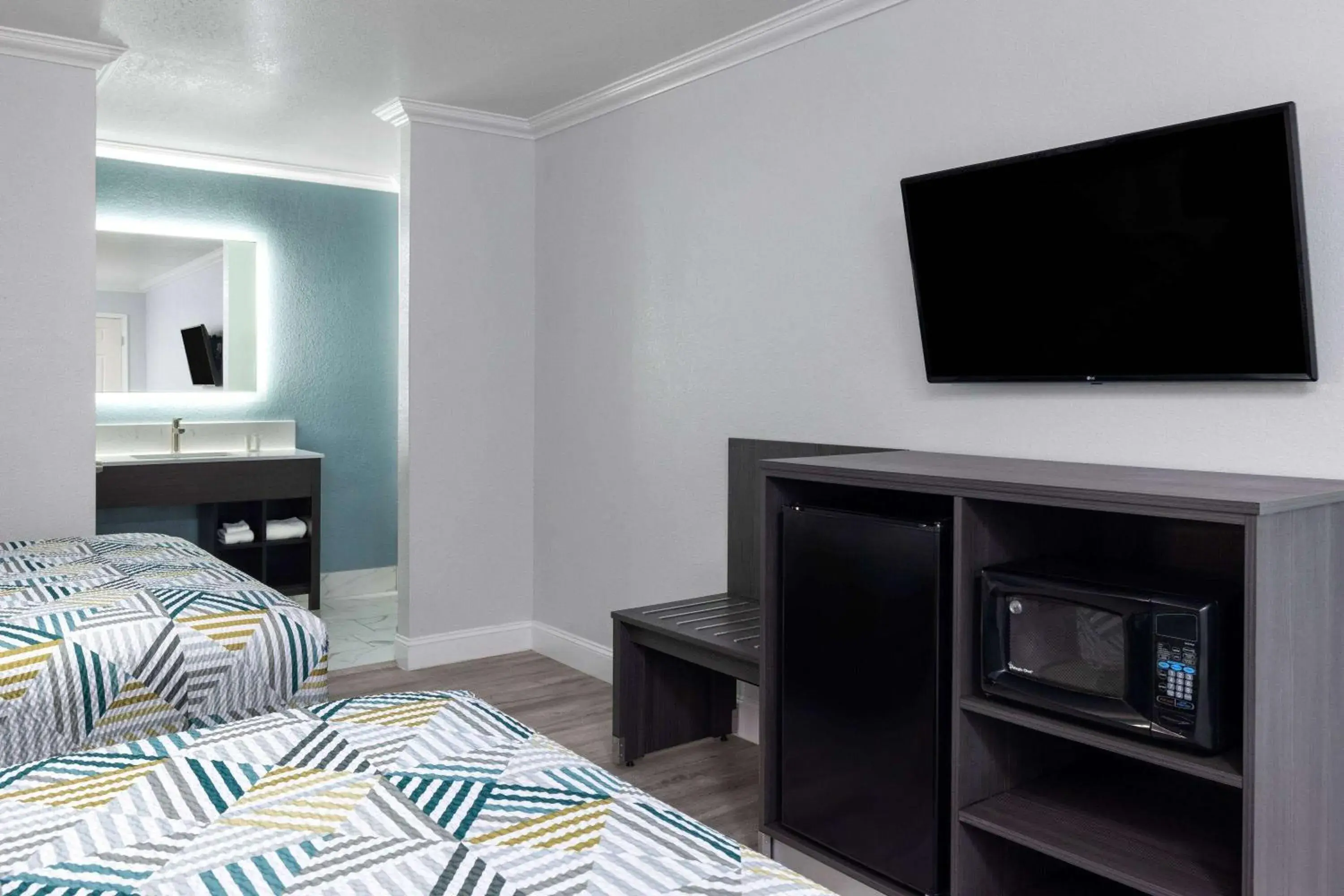 Queen Room with Two Queen Beds - Non-Smoking in Travelodge by Wyndham Lemoore Near Naval Air Station Queen Room with Two Queen Beds - Non-Smoking in Travelodge by Wyndham Lemoore Near Naval Air Station