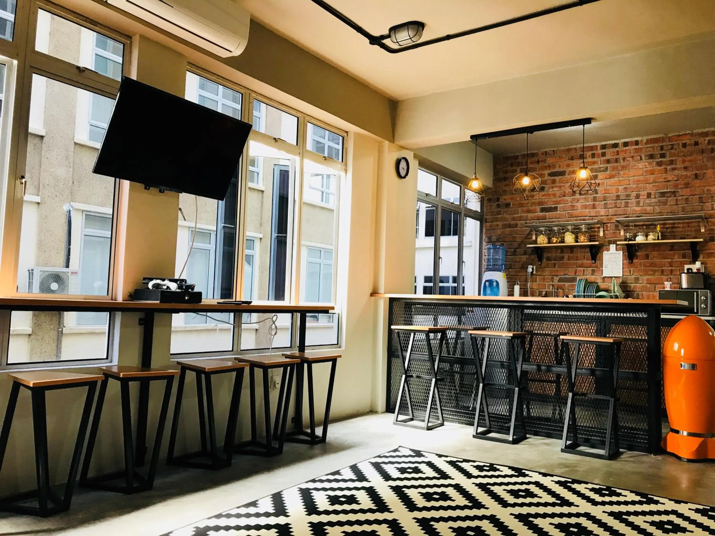 Communal lounge/ TV room in The Good Travelers Hostel - KL Airport