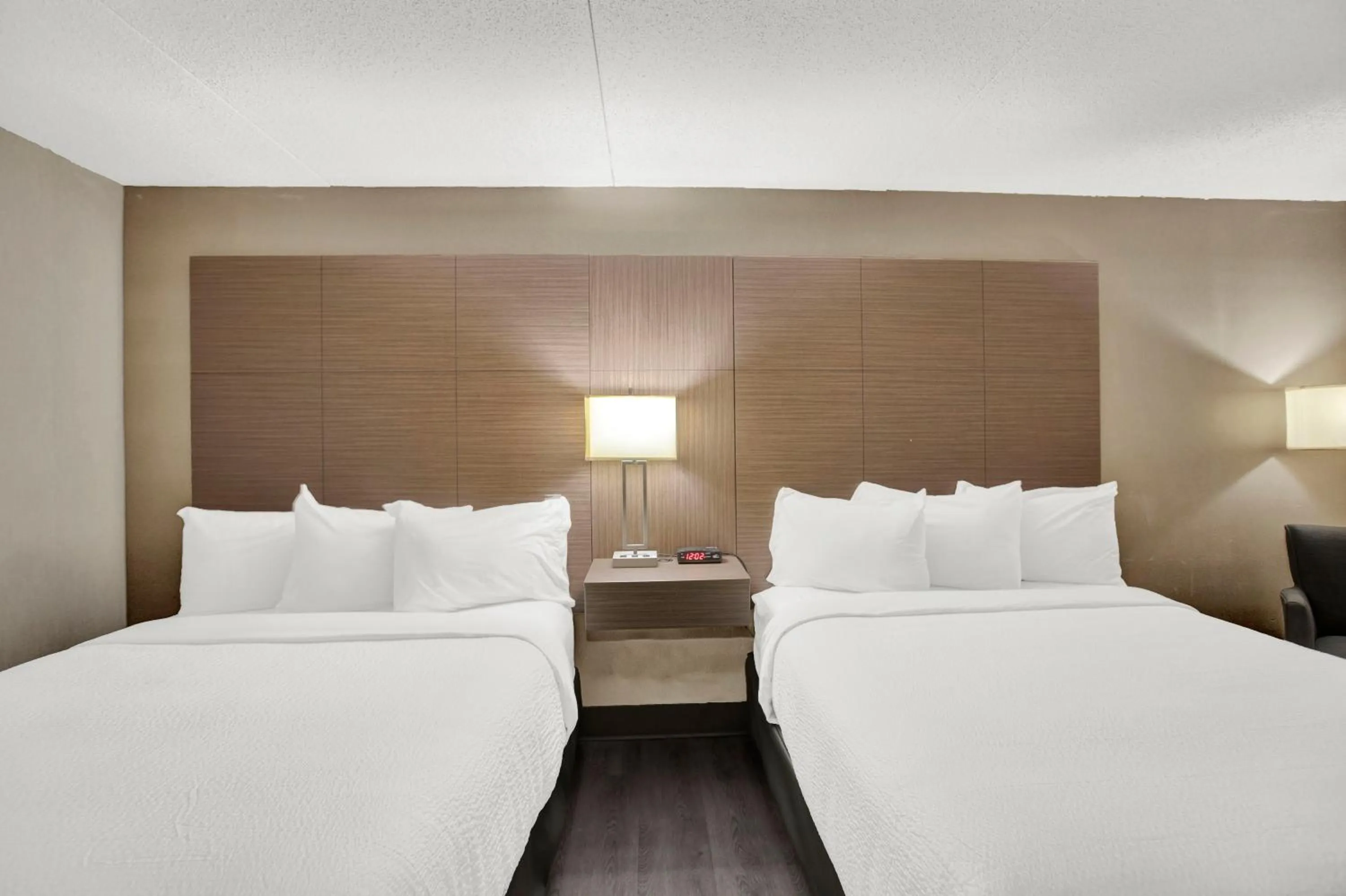 Bed in Superior Inn Hotel and Conference Centre Thunder Bay