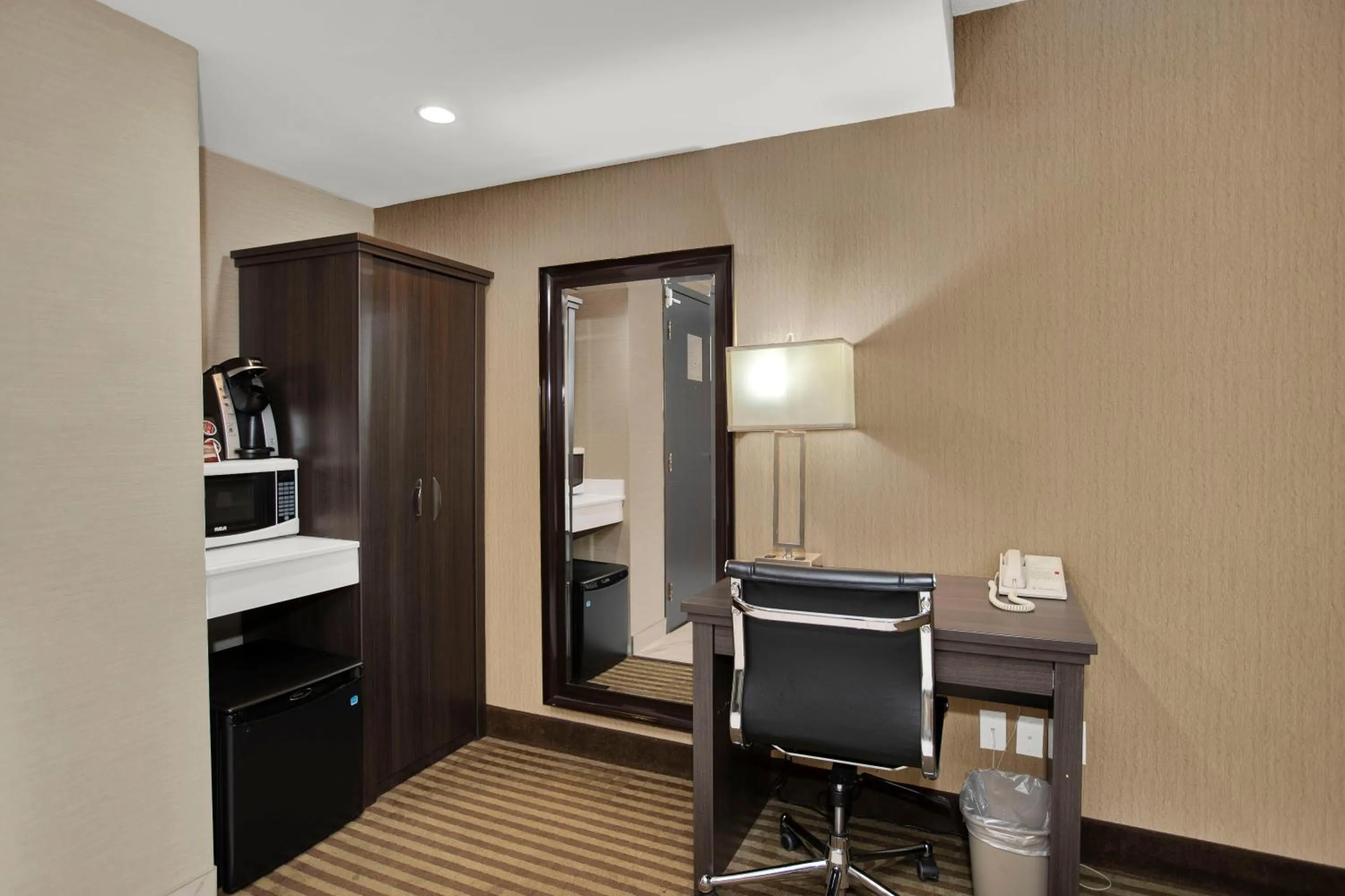 oven in Superior Inn Hotel and Conference Centre Thunder Bay